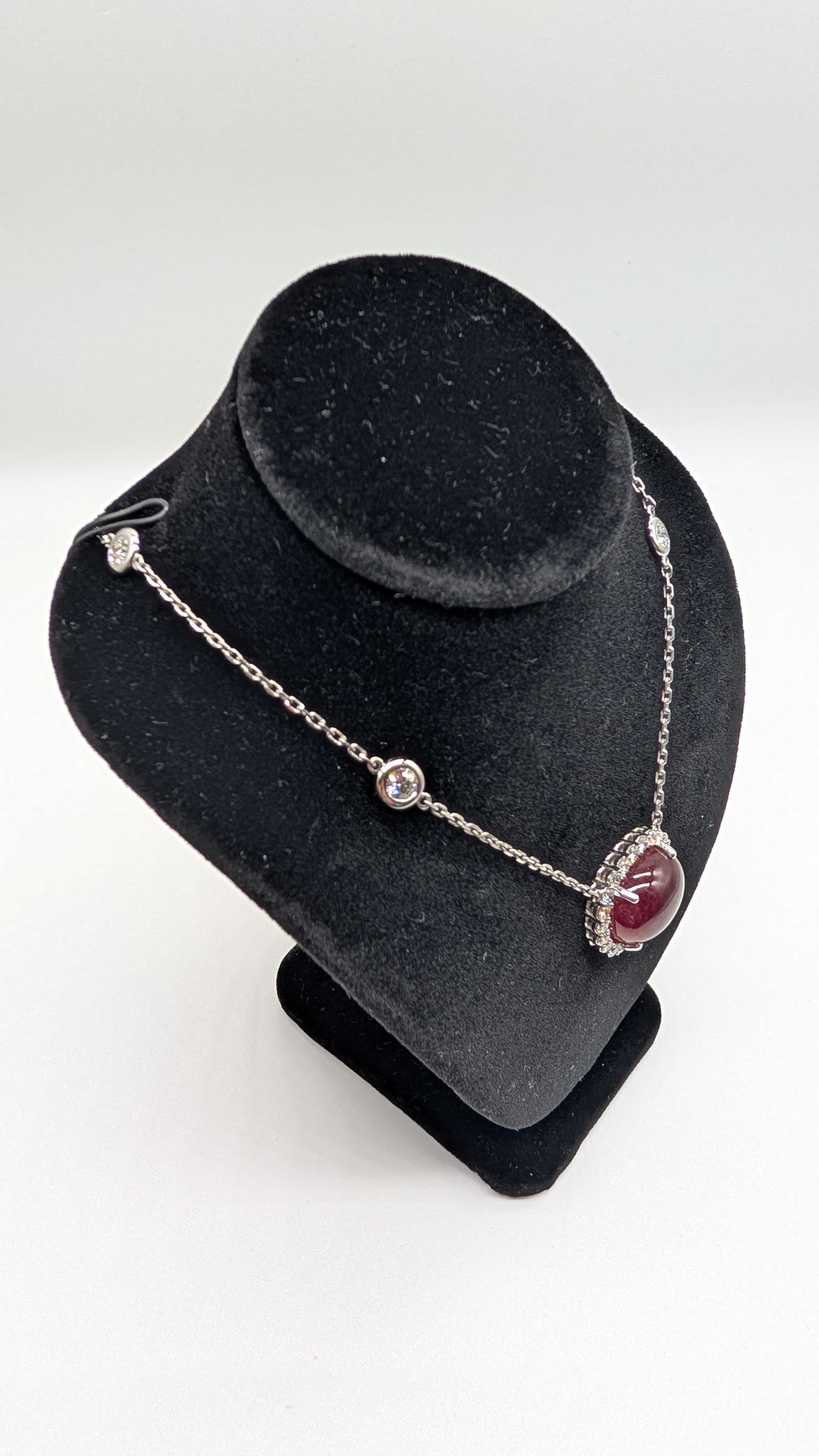 Stunning Cabochon Ruby Pendant in a Diamond Halo Setting (Rundschliff) im Angebot