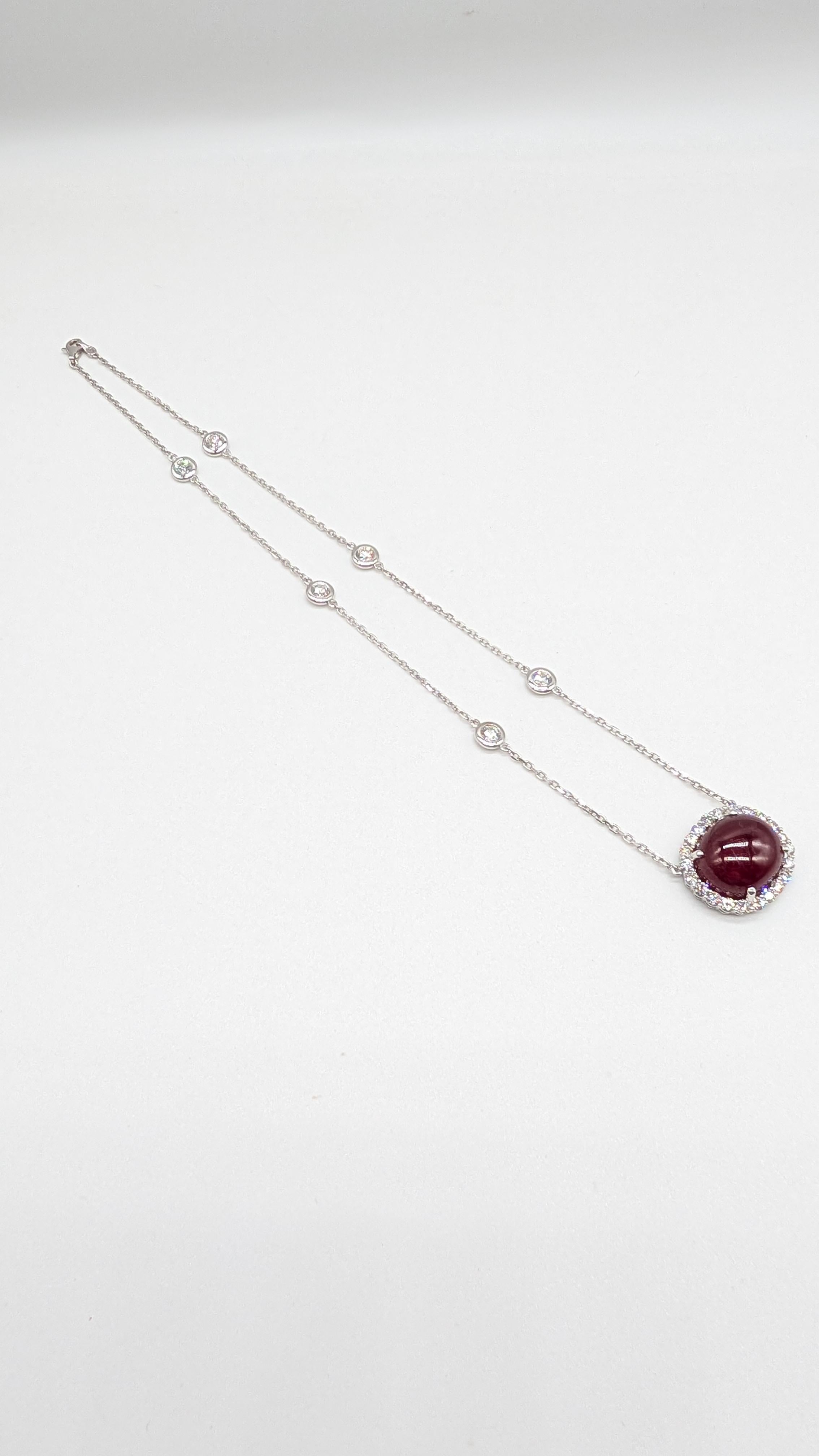 Stunning Cabochon Ruby Pendant in a Diamond Halo Setting im Zustand �„Neu“ im Angebot in New York, US