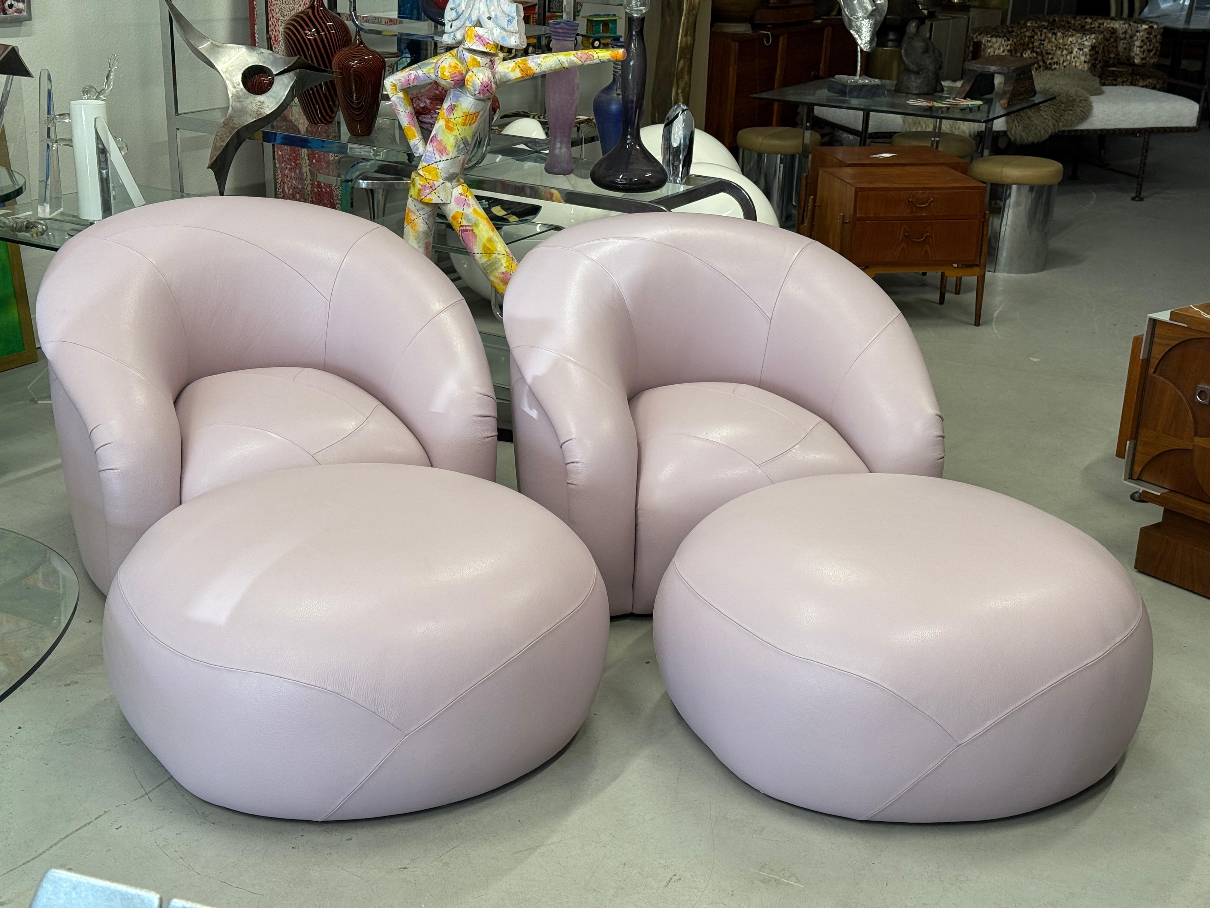 Superbes fauteuils pivotants et ottomans en cuir de veau rose sur mesure en vente 3