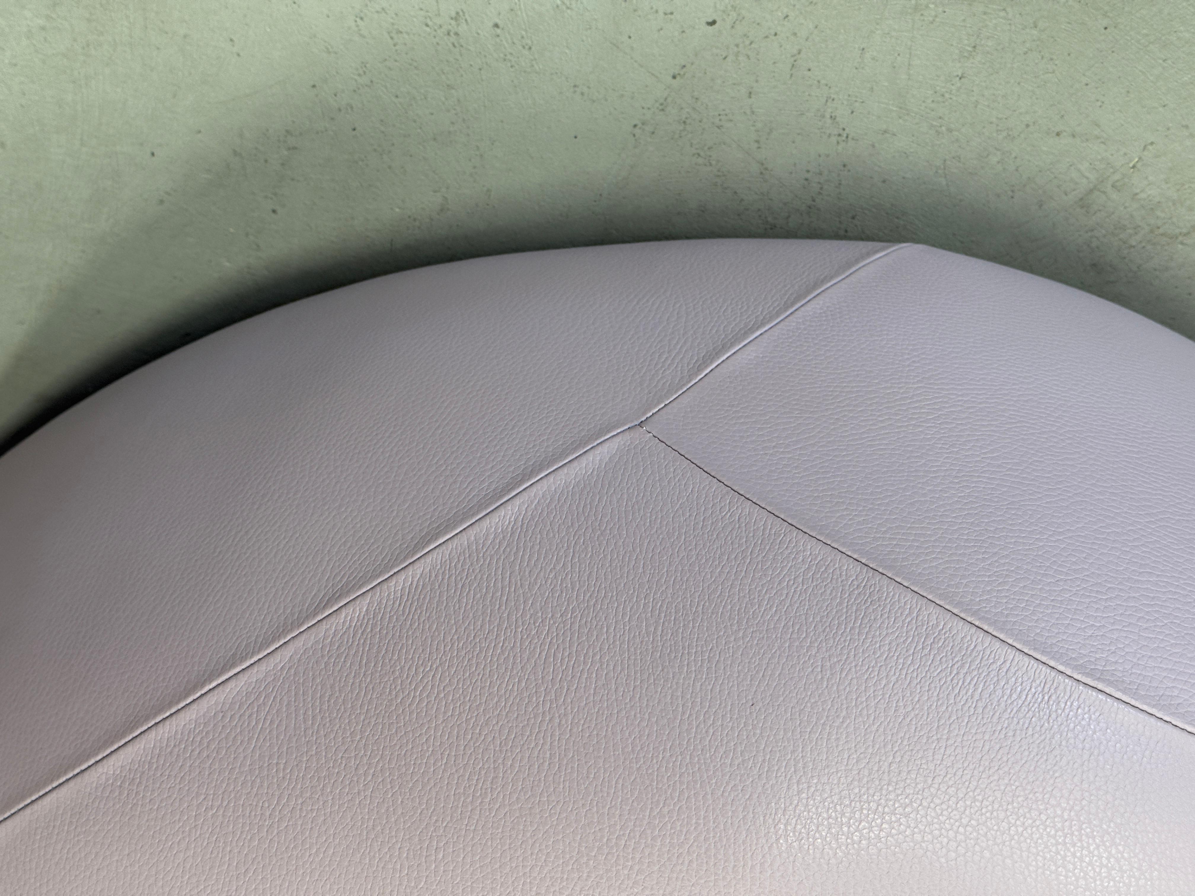Superbes fauteuils pivotants et ottomans en cuir de veau rose sur mesure en vente 5