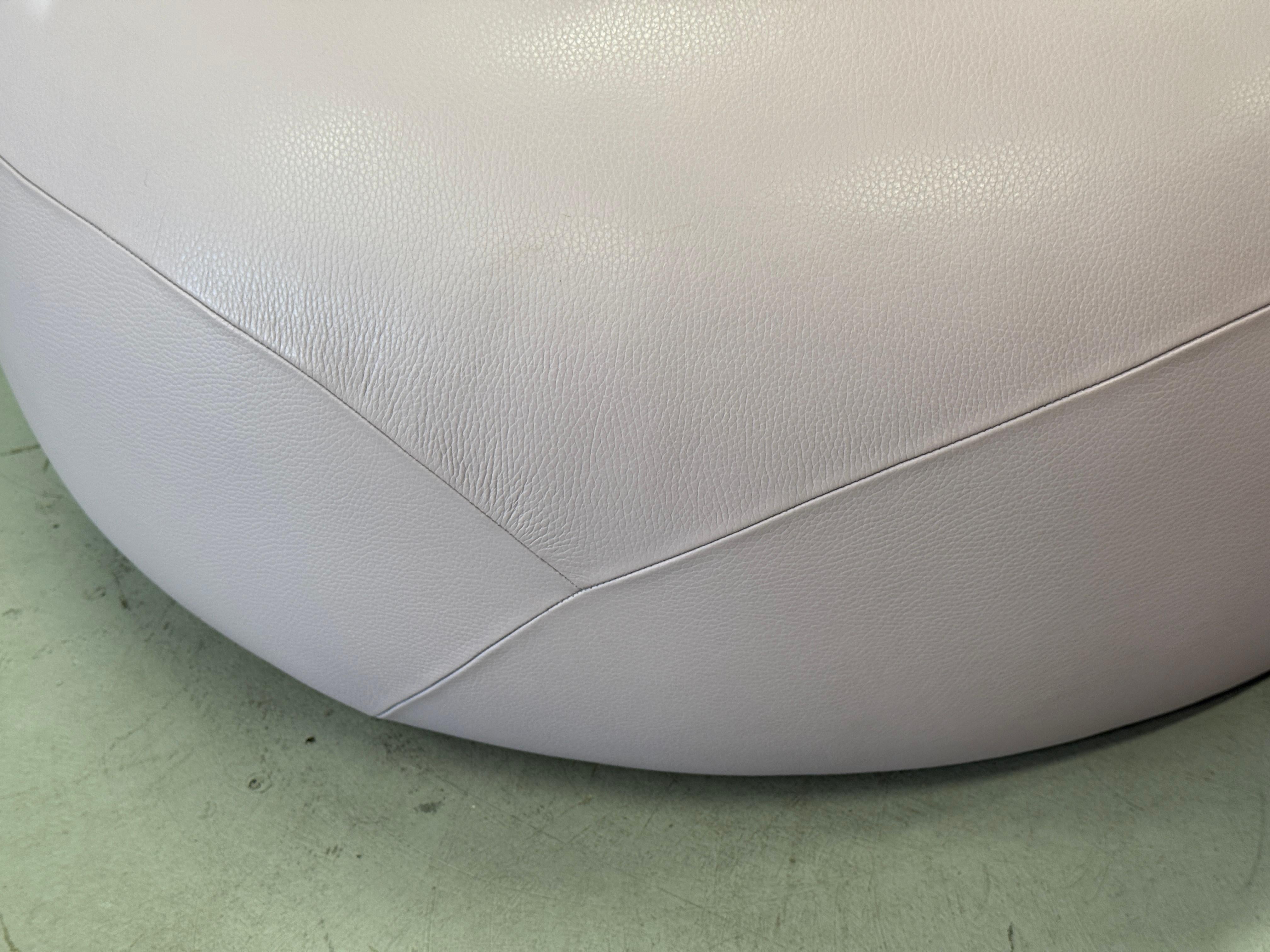 Superbes fauteuils pivotants et ottomans en cuir de veau rose sur mesure en vente 6