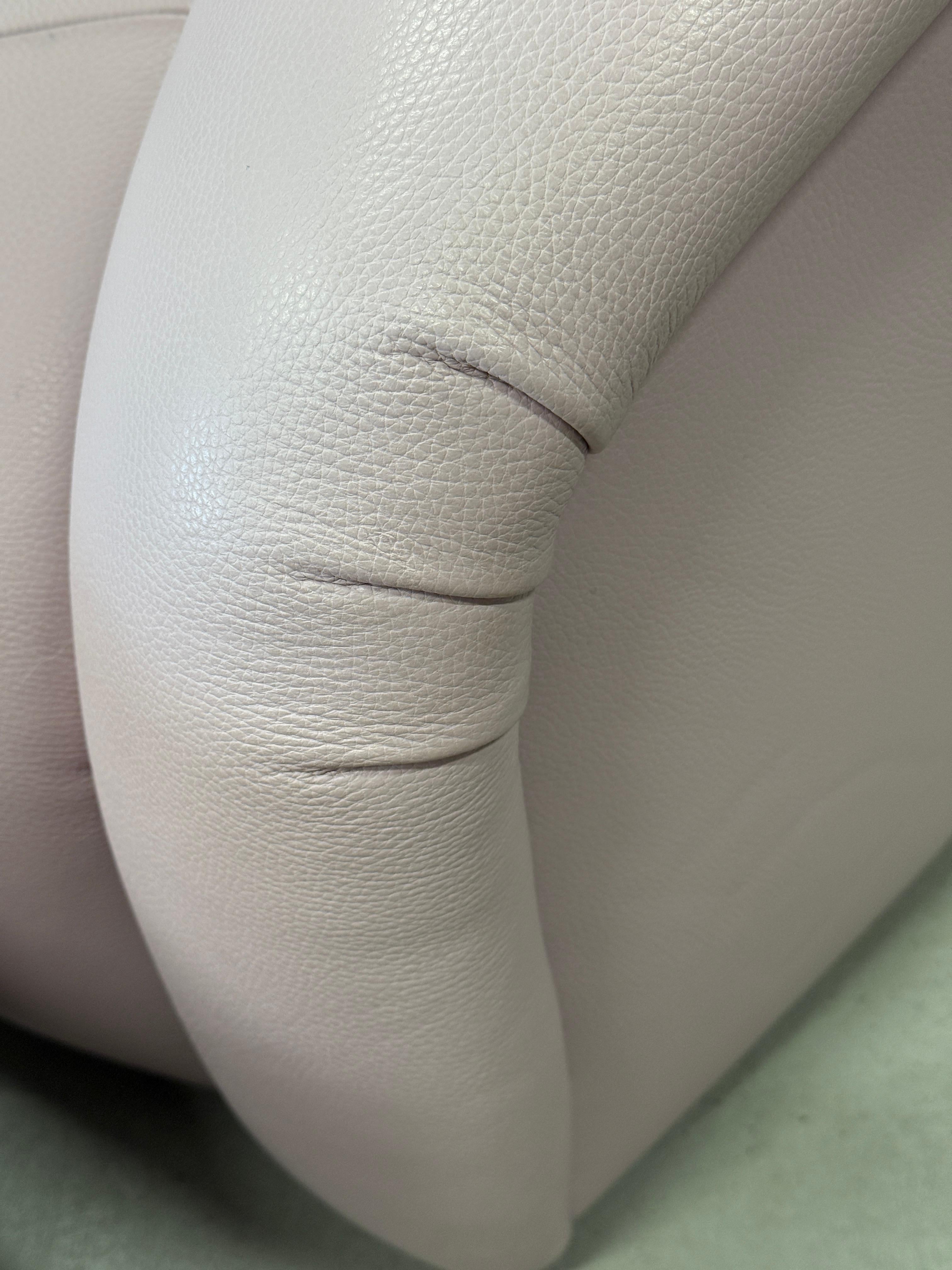Superbes fauteuils pivotants et ottomans en cuir de veau rose sur mesure en vente 7