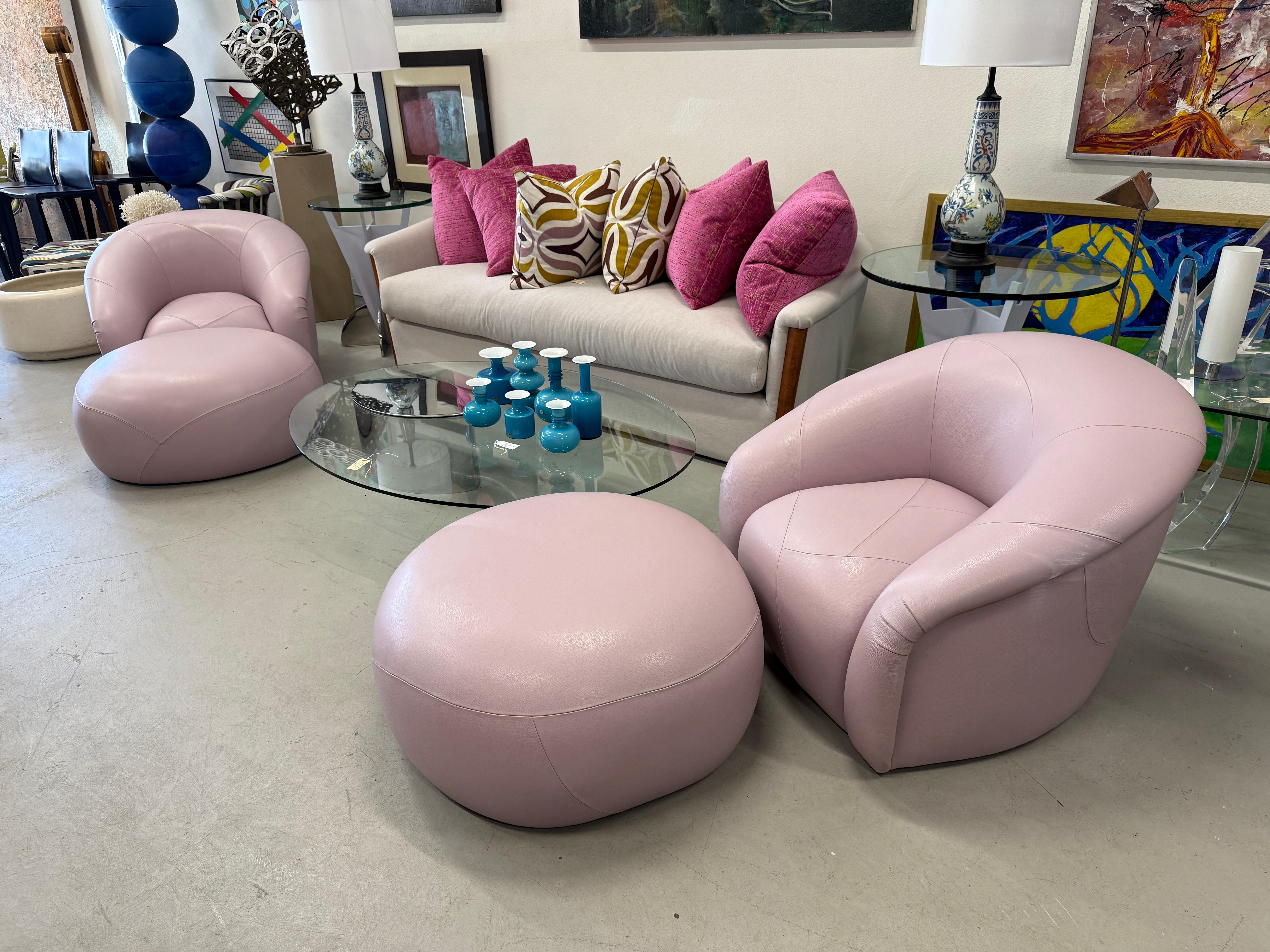 Superbes fauteuils pivotants et ottomans en cuir de veau rose sur mesure en vente 9