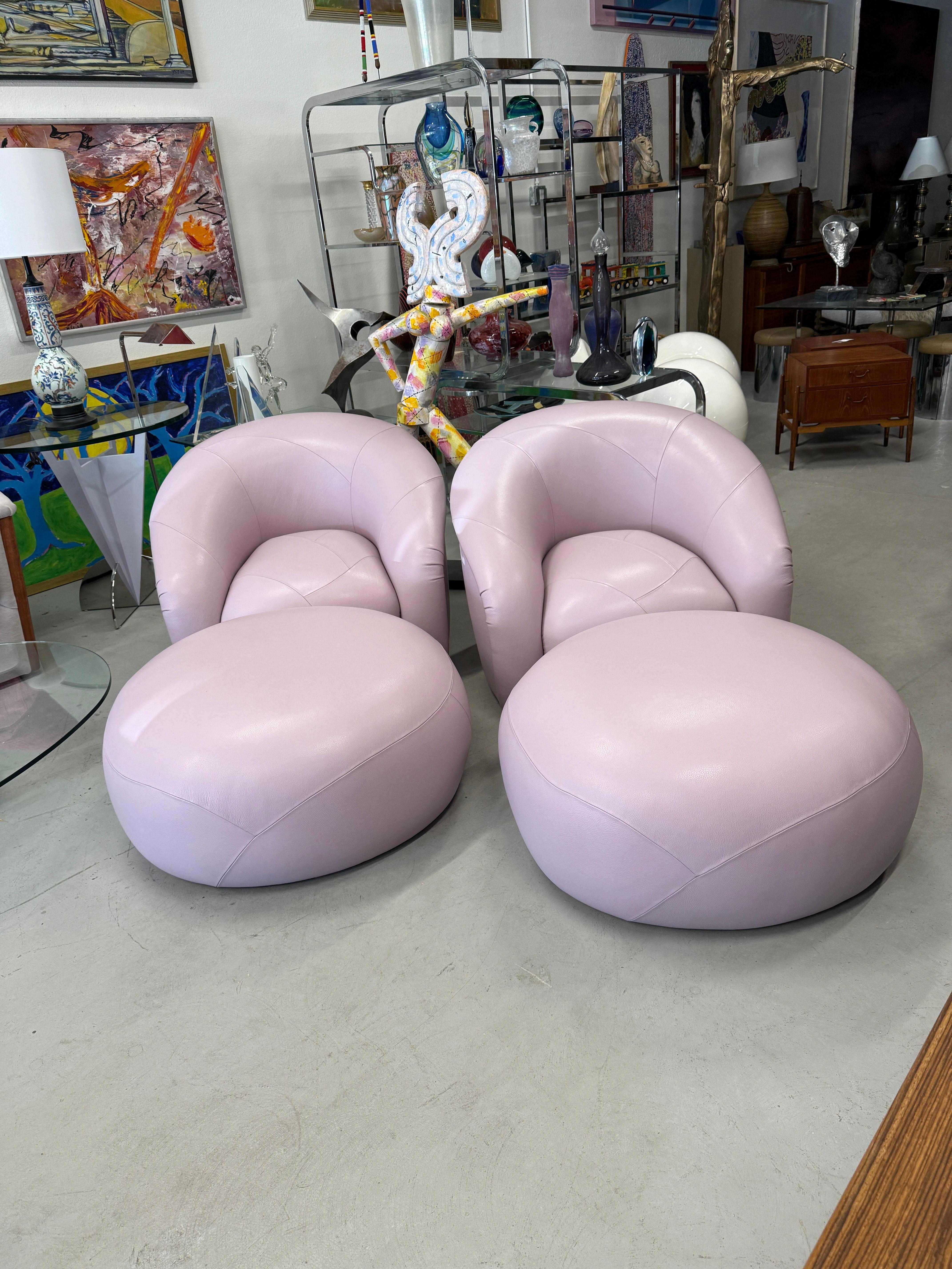 Ces élégants fauteuils pivotants ont été fabriqués sur mesure pour l'un de nos clients dans un superbe cuir de veau rose souple. Ils sont magnifiquement rembourrés avec de grands ottomans surdimensionnés. Les chaises sont à la fois confortables et