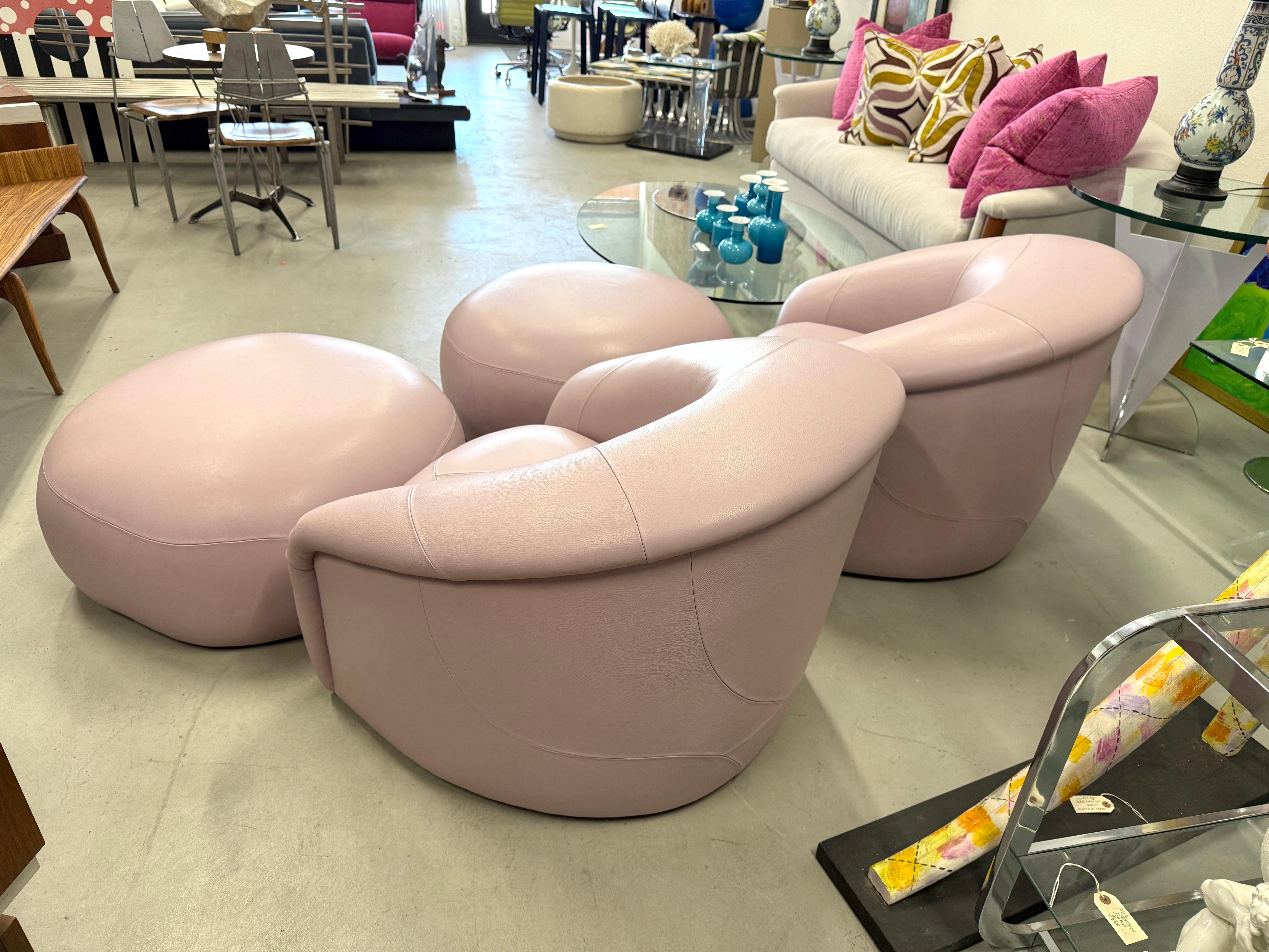 Américain Superbes fauteuils pivotants et ottomans en cuir de veau rose sur mesure en vente