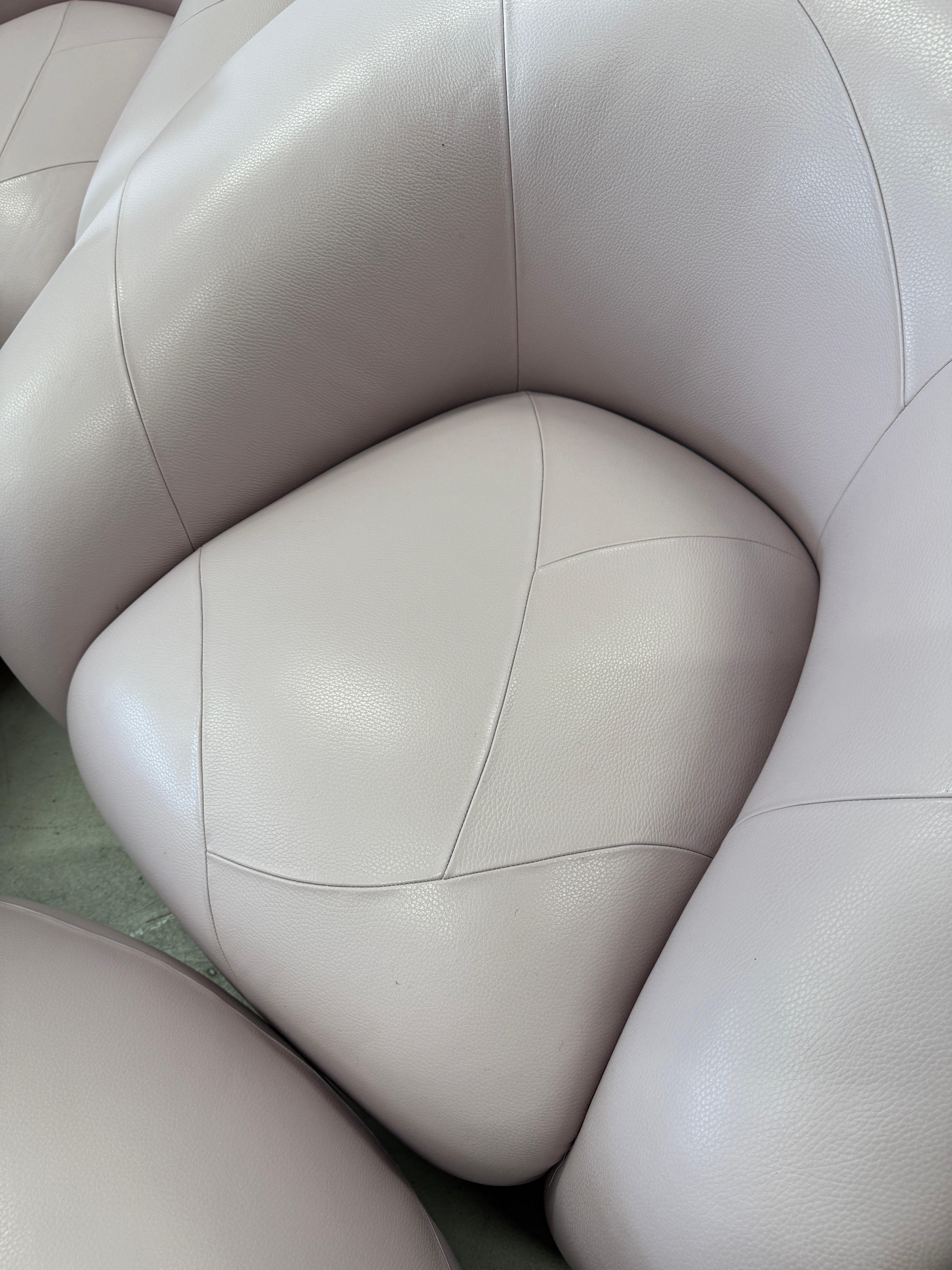 Fait main Superbes fauteuils pivotants et ottomans en cuir de veau rose sur mesure en vente