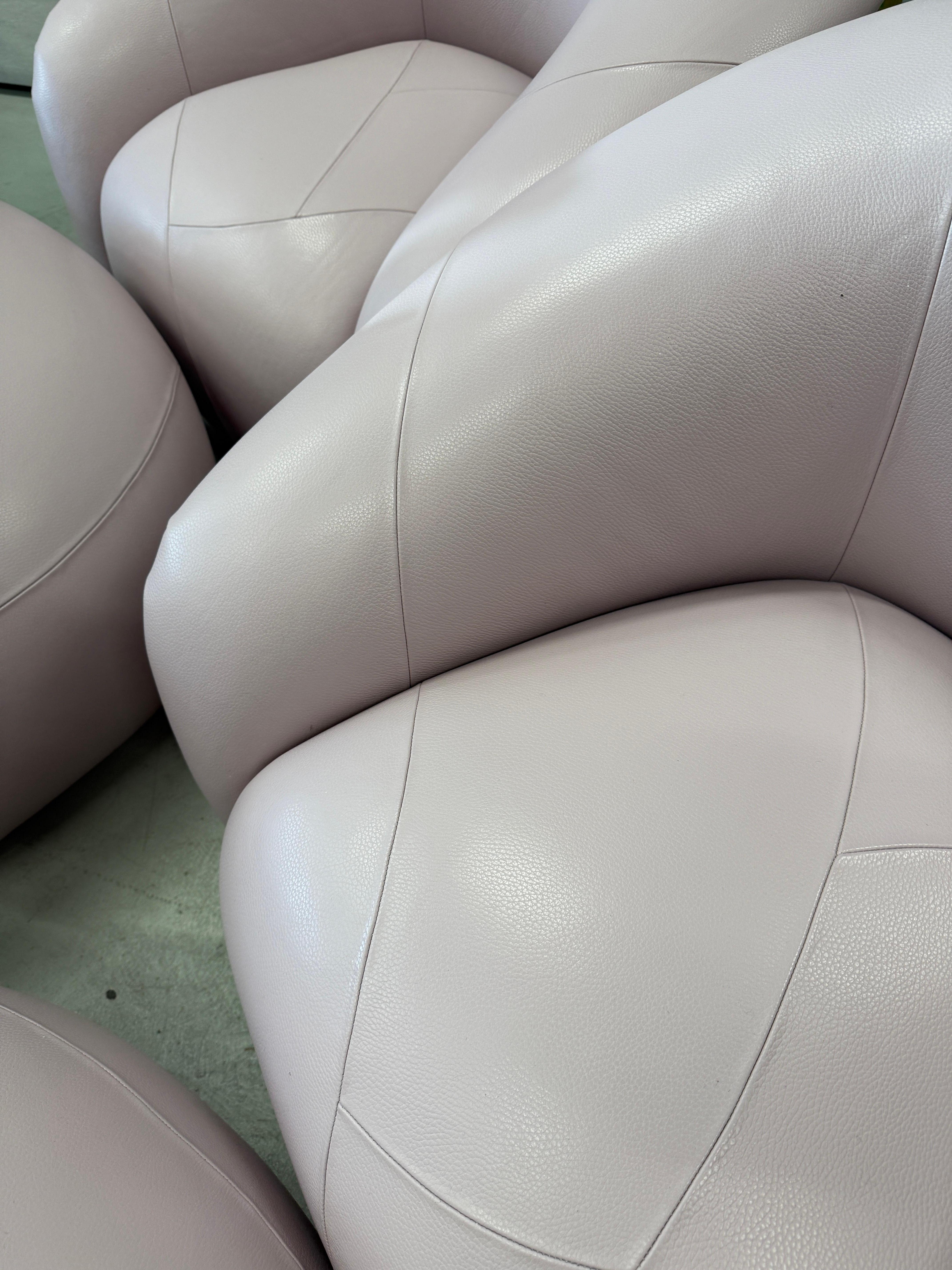 Superbes fauteuils pivotants et ottomans en cuir de veau rose sur mesure Bon état - En vente à Palm Springs, CA