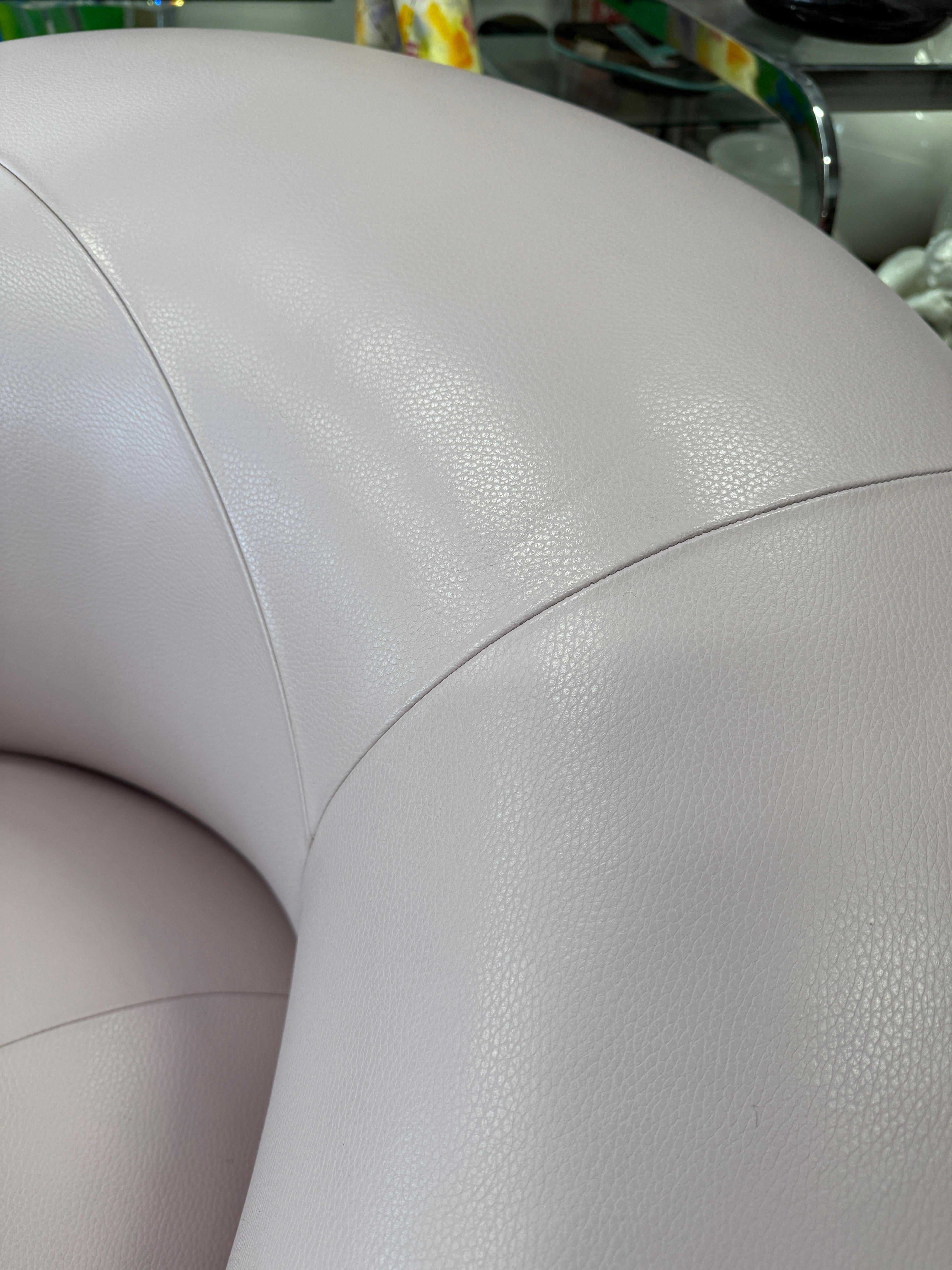 XXIe siècle et contemporain Superbes fauteuils pivotants et ottomans en cuir de veau rose sur mesure en vente