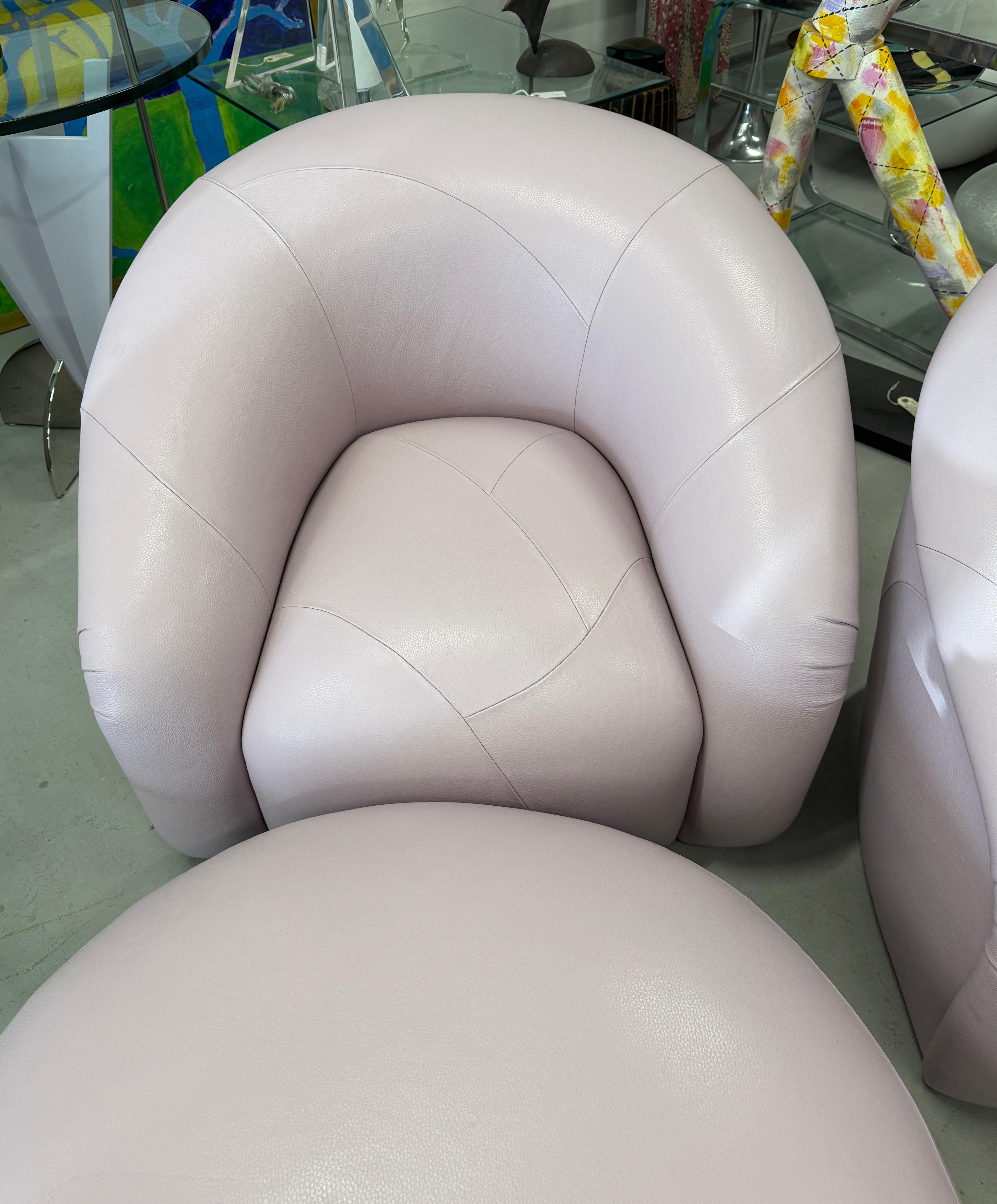 Cuir Superbes fauteuils pivotants et ottomans en cuir de veau rose sur mesure en vente