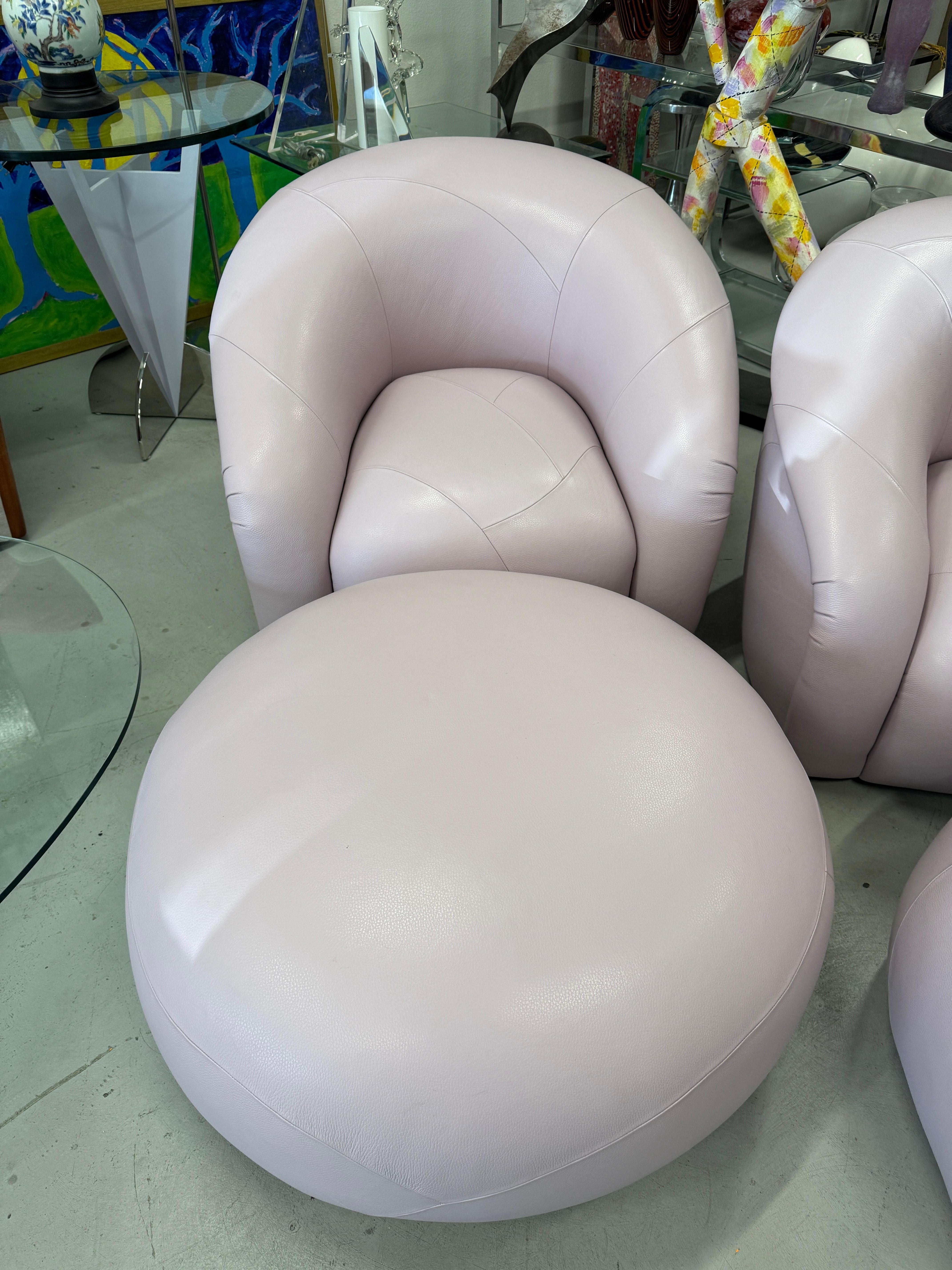Superbes fauteuils pivotants et ottomans en cuir de veau rose sur mesure en vente 1
