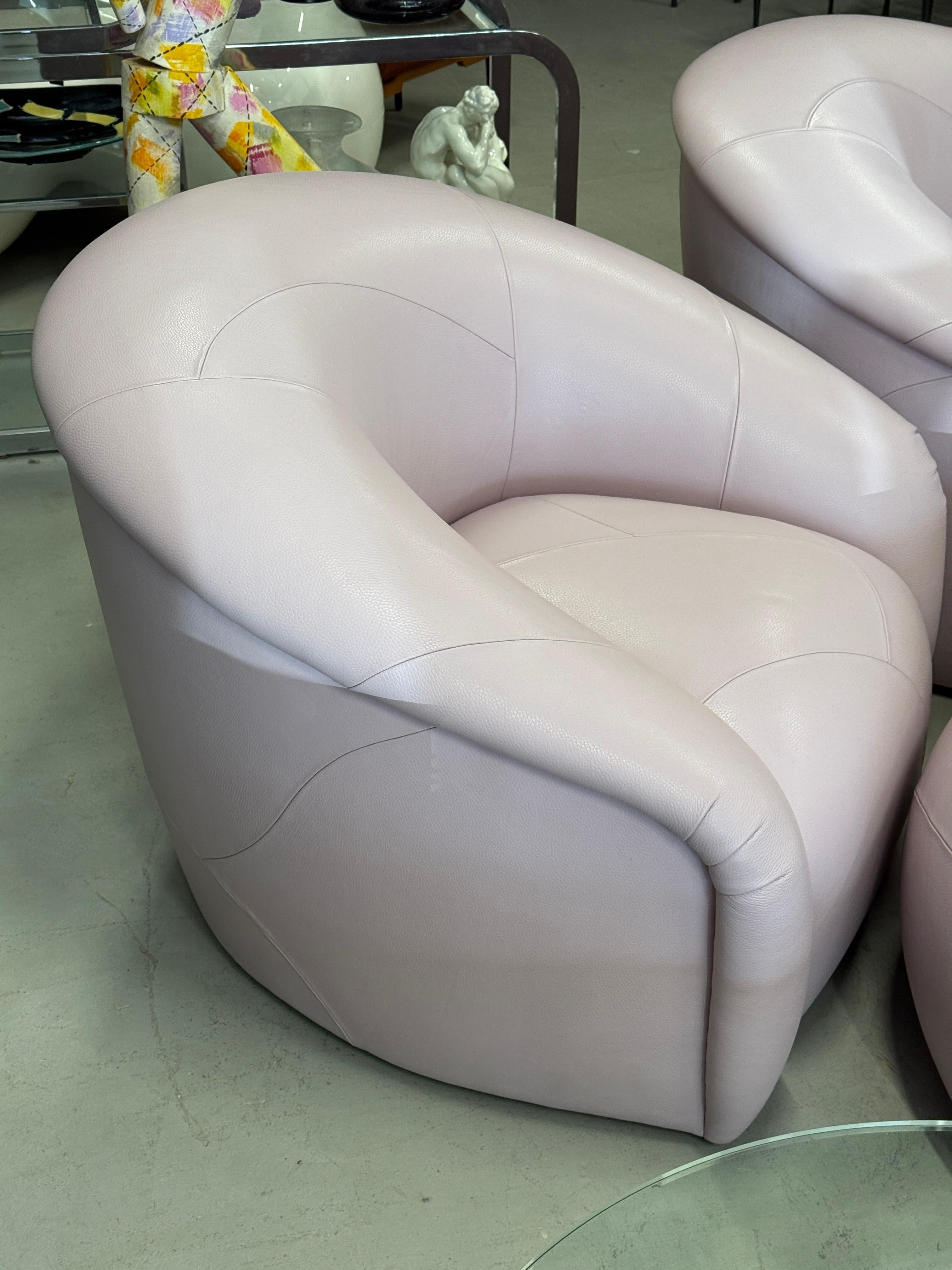 Superbes fauteuils pivotants et ottomans en cuir de veau rose sur mesure en vente 2
