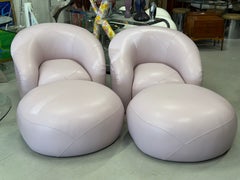Superbes fauteuils pivotants et ottomans en cuir de veau rose sur mesure