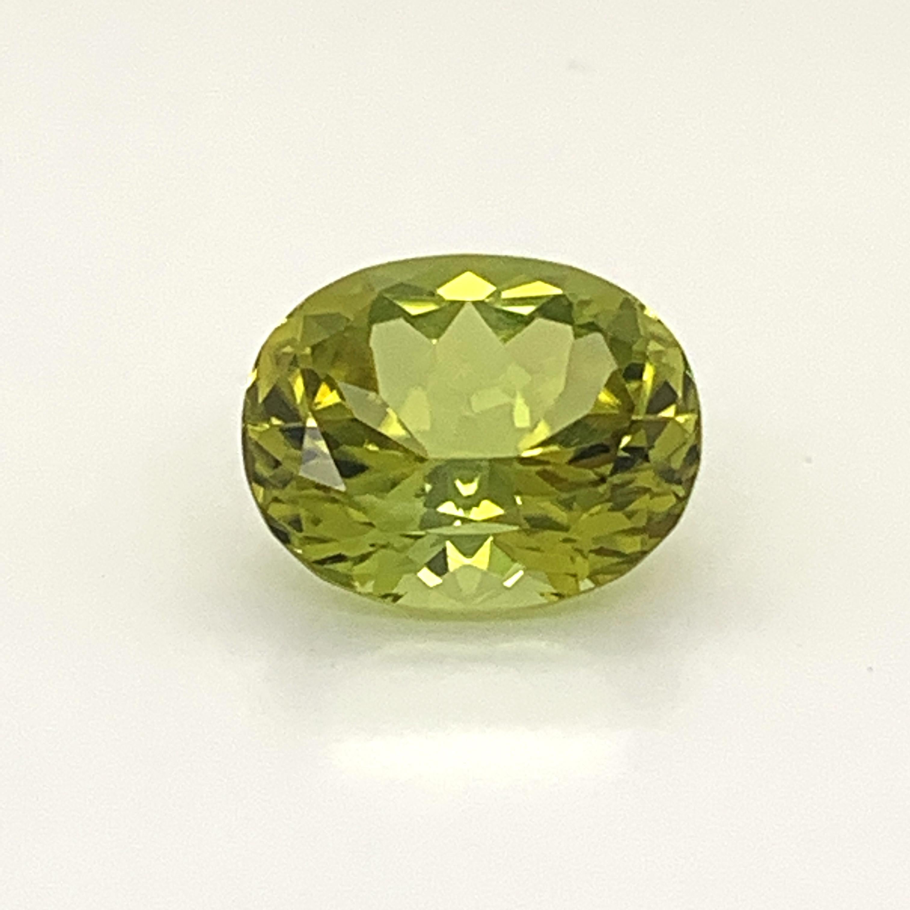 Kanarischer Turmalin oval geschliffener Stein mit einem Gesamtgewicht von  7, 10 Karat, lose angeboten, um ein einzigartiges Design zu schaffen oder ein Spitzenstück für einen Turmalinsammler.
Die Mine dieses Turmalins wurde in den frühen 2000er