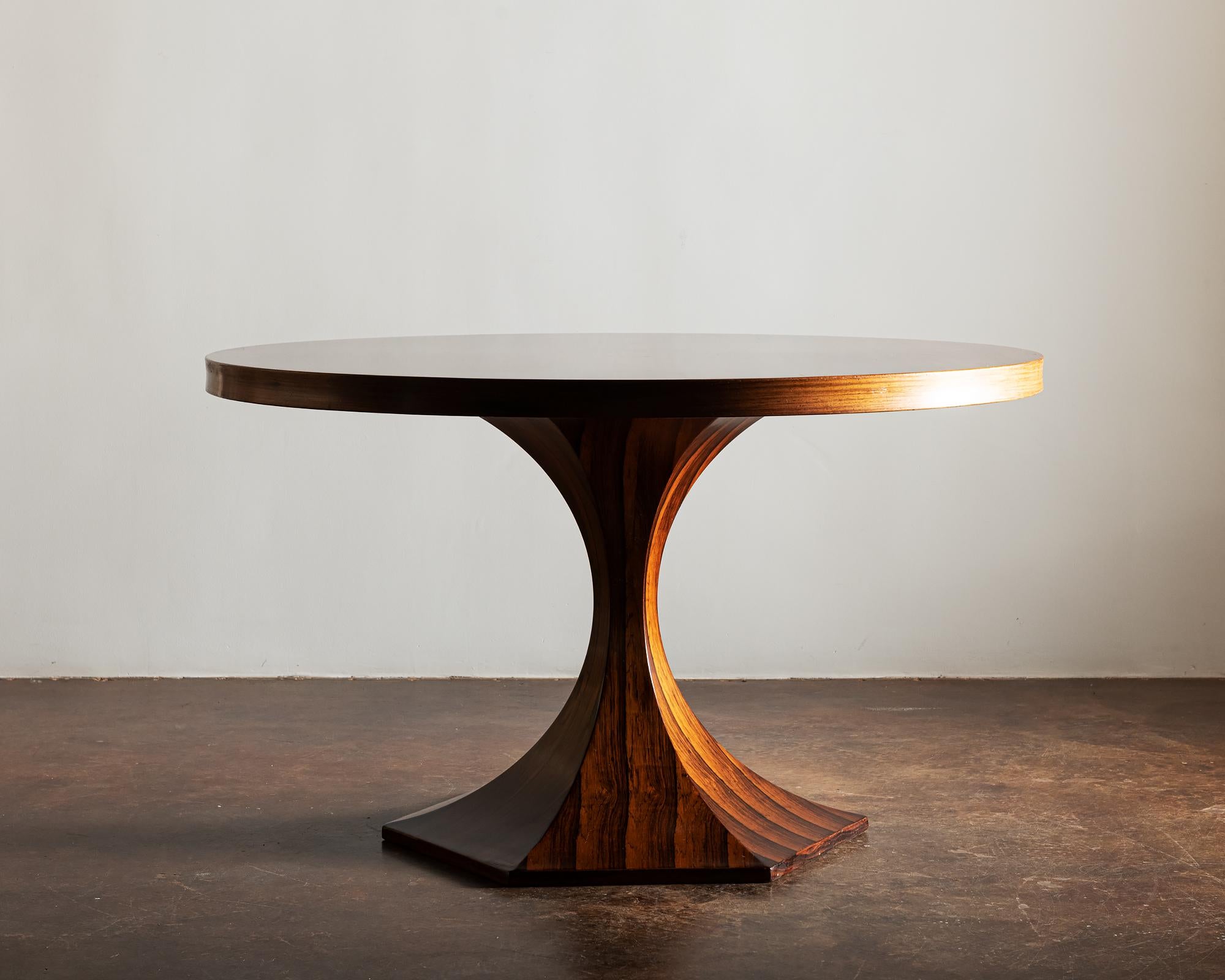 A gorgeous example of Carlo de Carli's work in rosewood veneer. A lovely center or dining table with beautiful wood grain accents, Italy, 1950s.
      