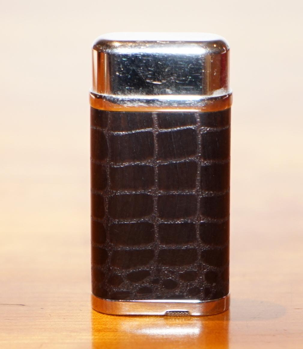 20ième siècle Superbe briquet ovale Cartier Décor cuir brun garni de palladium Papiers en boîte