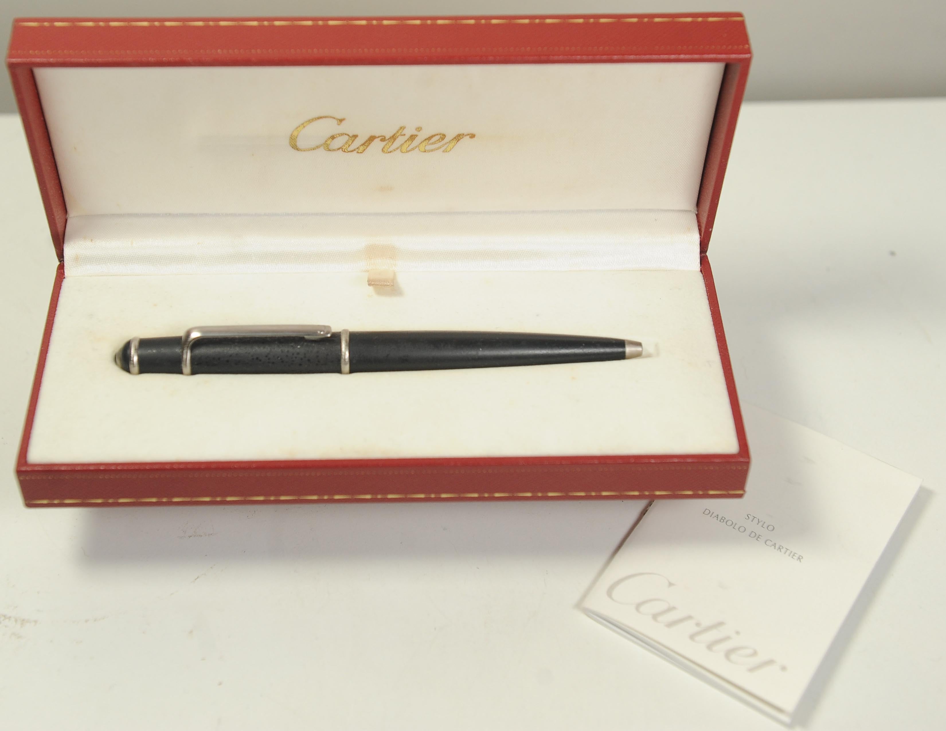 Atemberaubende Cartier Diabolo schwarzem Harz Stift Platinfassungen & Cabochon Finish Boxed (Stahl) im Angebot