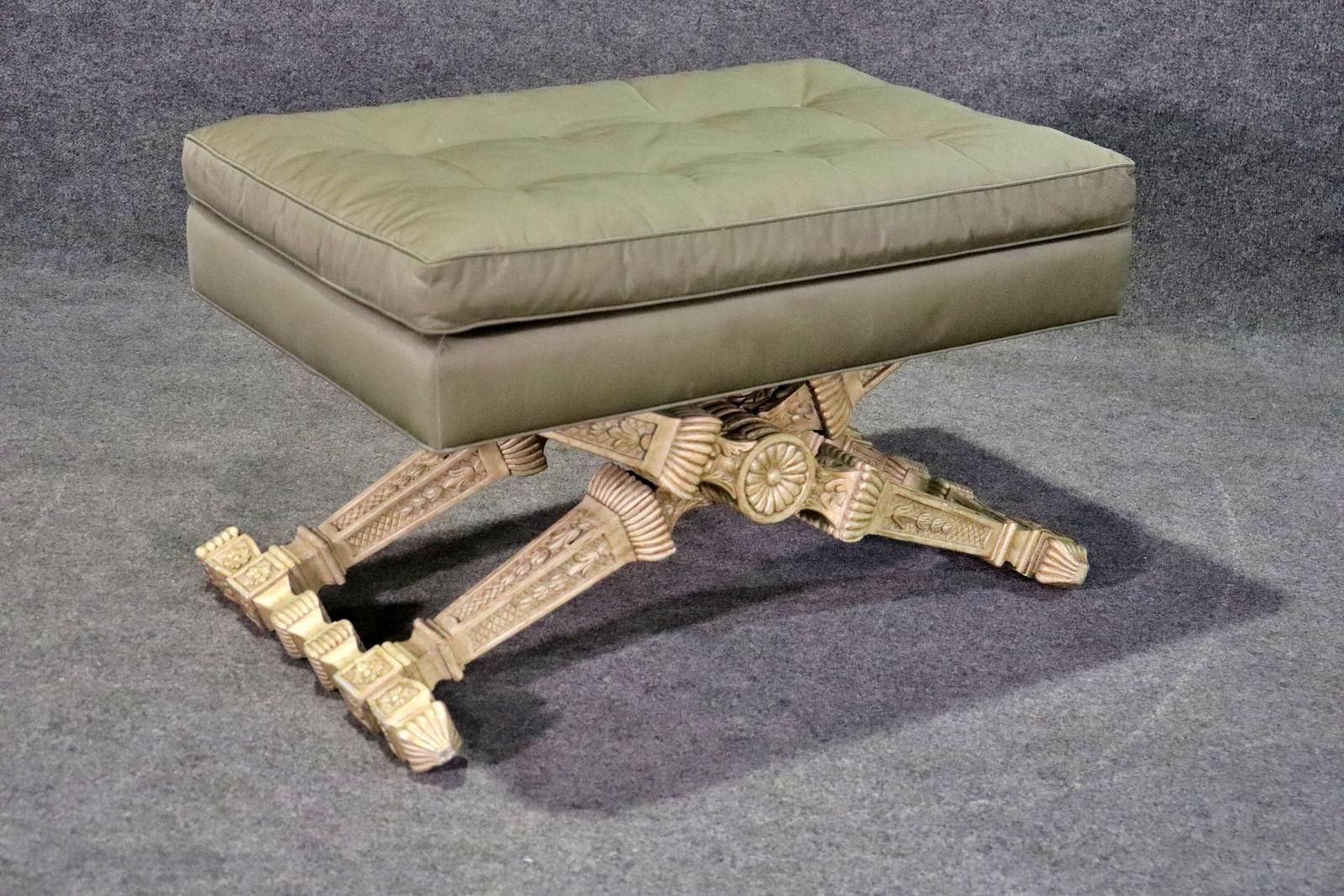 Superbe tabouret banc de style Directoire sculpté et peint à l'ancienne en crème en vente 4