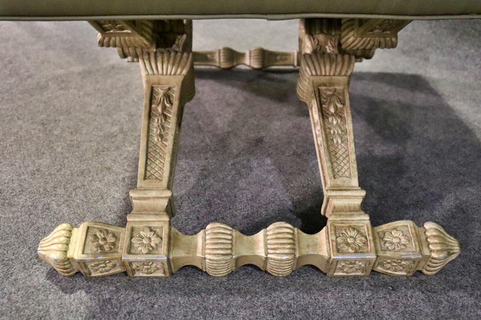 Noyer Superbe tabouret banc de style Directoire sculpté et peint à l'ancienne en crème en vente