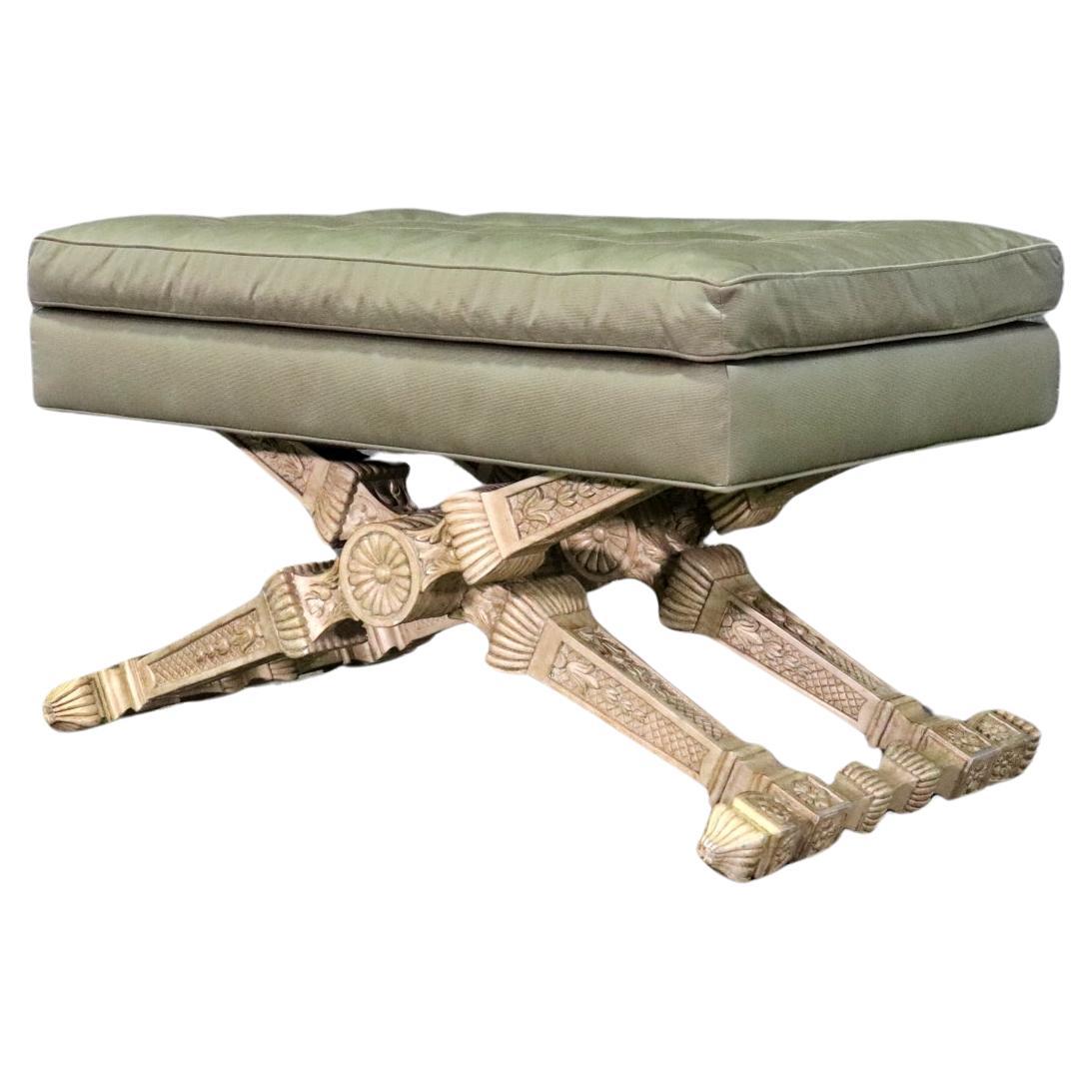 Superbe tabouret banc de style Directoire sculpté et peint à l'ancienne en crème
