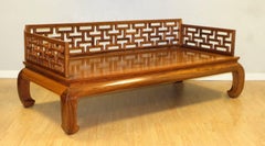 Wunderschönes geschnitztes chinesisches Hartholz-Opiumbett/Tagesbett 'Lou Han Bed' Pferdehuffüße