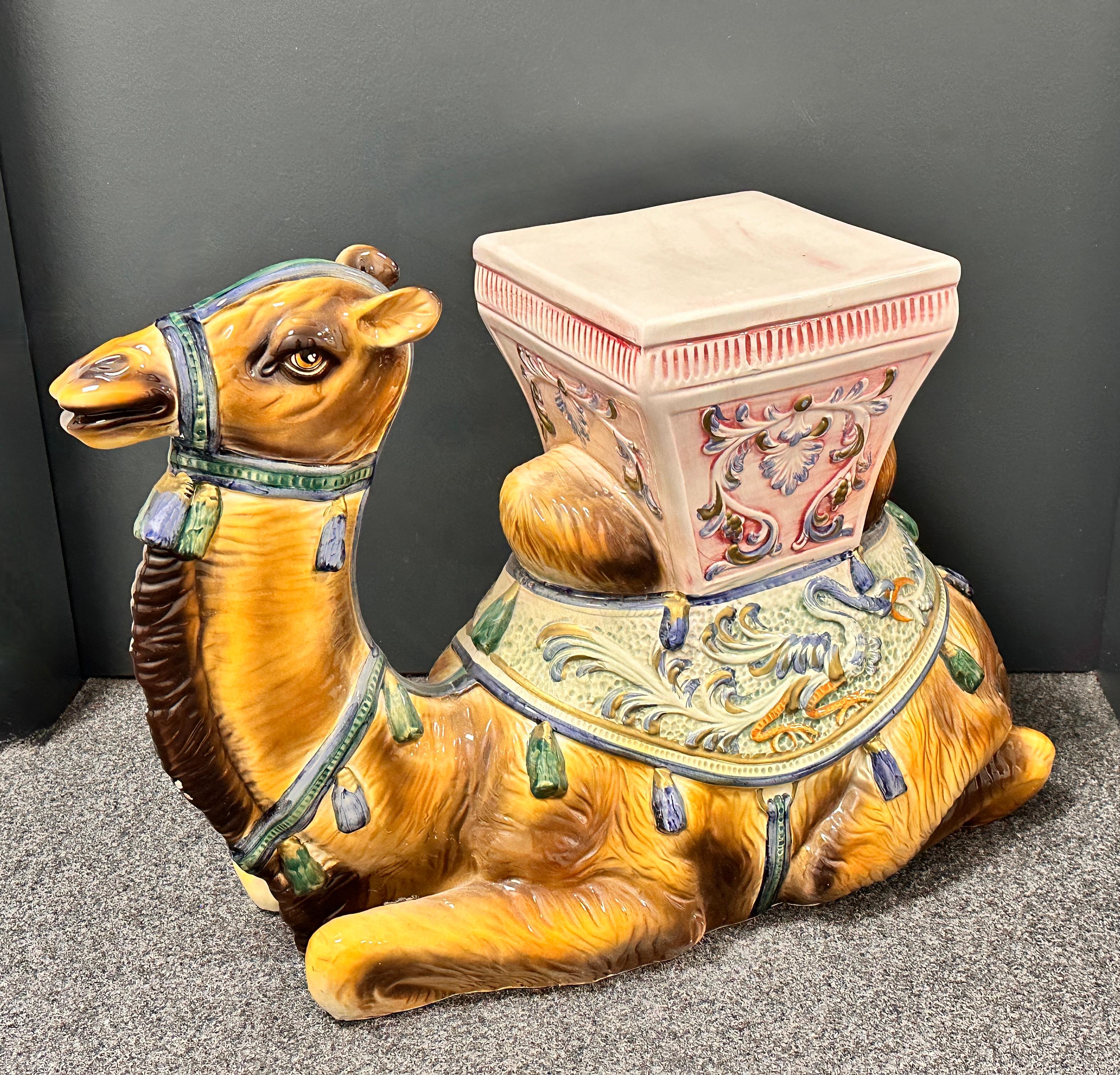 Atemberaubender Hollywood-Regency-Gartenhocker oder Beistelltisch aus Keramik mit Kamel, Italien 1960er Jahre im Angebot 4