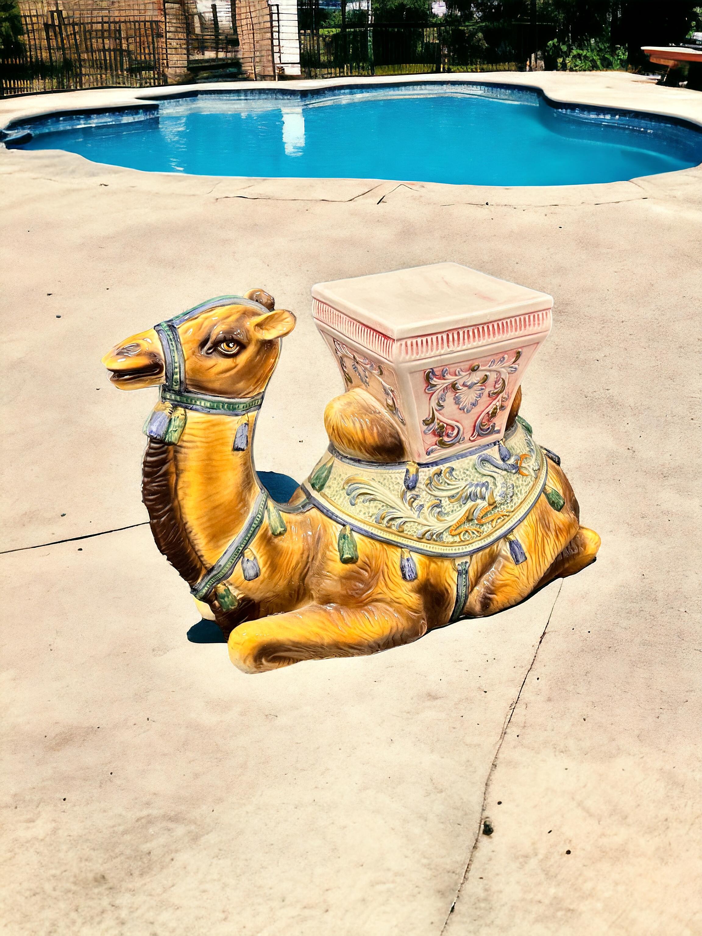 Tabouret de jardin, siège de pot de fleurs ou table d'appoint en céramique représentant un chameau, datant du milieu du 20e siècle. Céramique fabriquée à la main. Une belle addition à votre maison, votre patio ou votre jardin. D'une taille étonnante