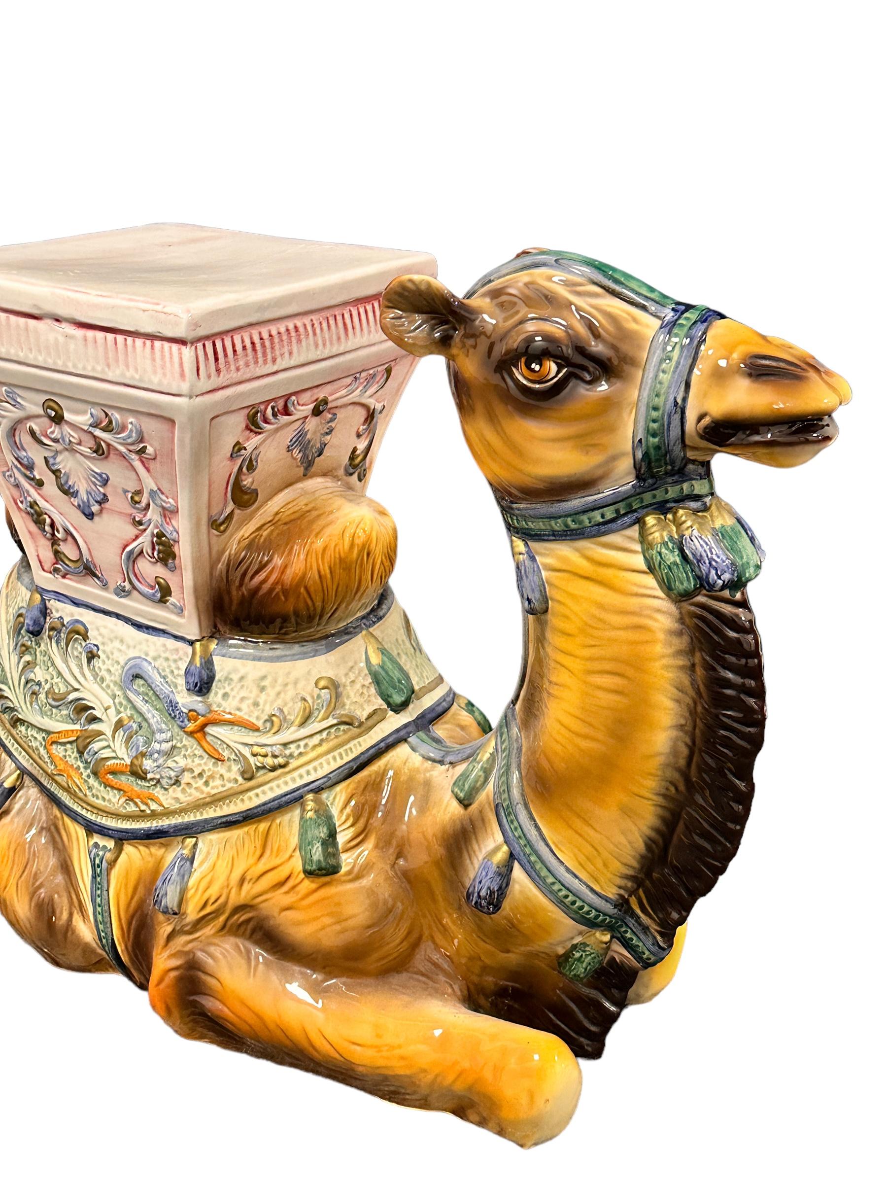 Atemberaubender Hollywood-Regency-Gartenhocker oder Beistelltisch aus Keramik mit Kamel, Italien 1960er Jahre (Deutsch) im Angebot