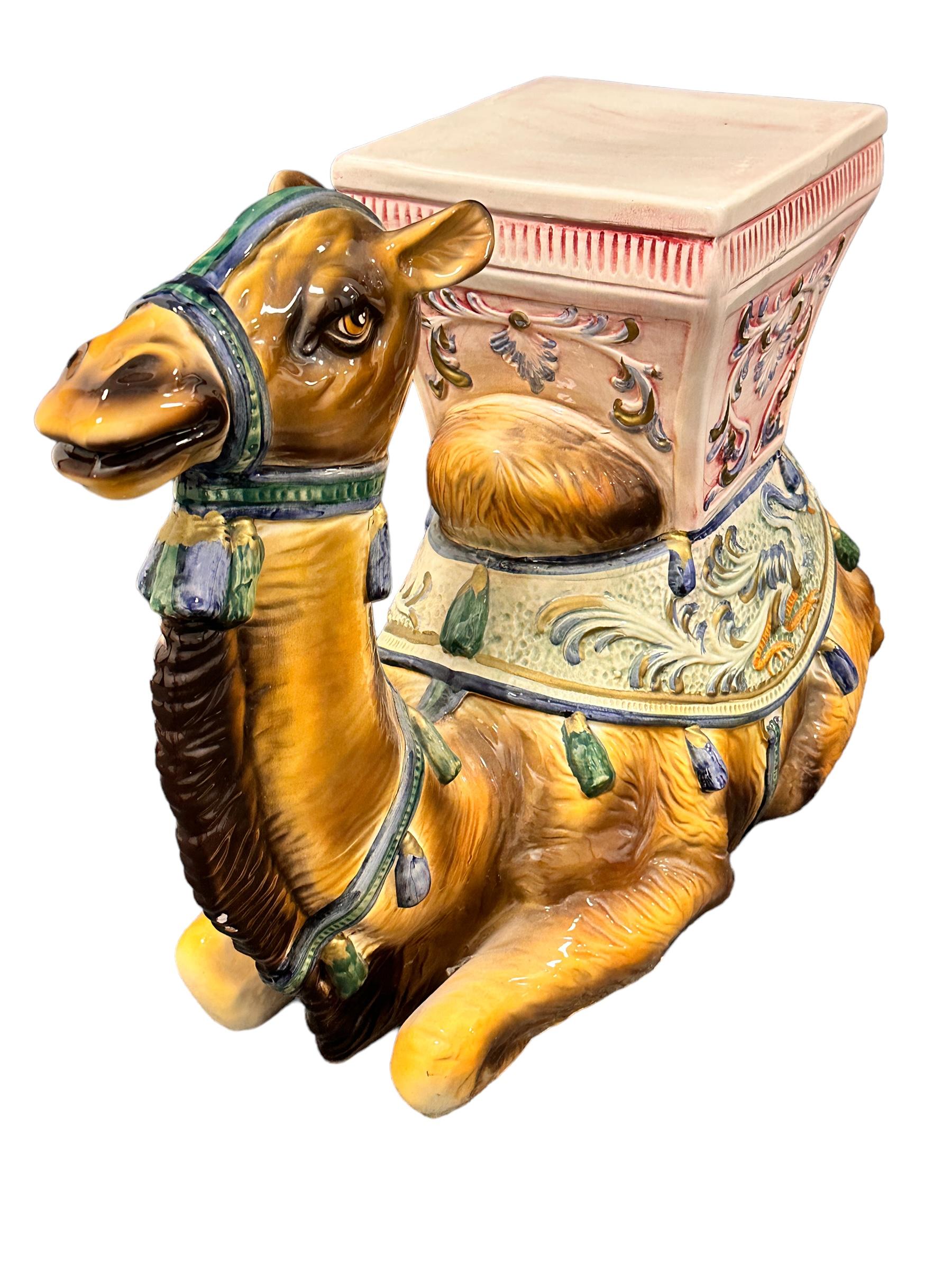 Atemberaubender Hollywood-Regency-Gartenhocker oder Beistelltisch aus Keramik mit Kamel, Italien 1960er Jahre (Handbemalt) im Angebot