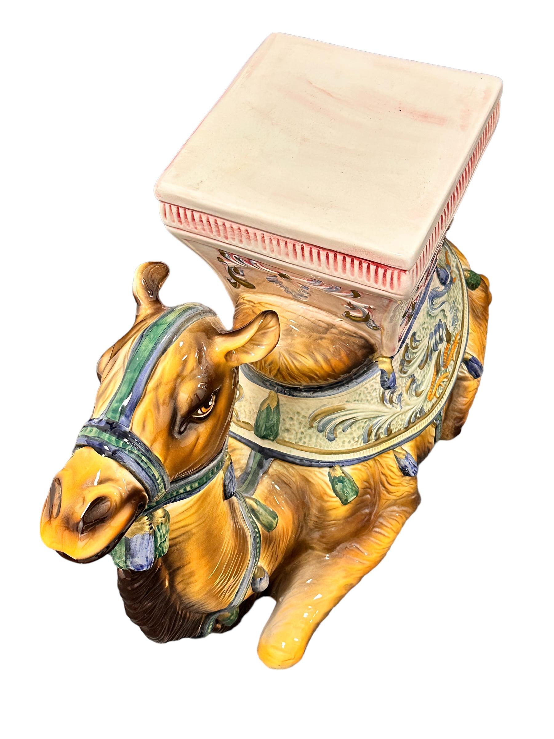 Atemberaubender Hollywood-Regency-Gartenhocker oder Beistelltisch aus Keramik mit Kamel, Italien 1960er Jahre im Zustand „Gut“ im Angebot in Nuernberg, DE