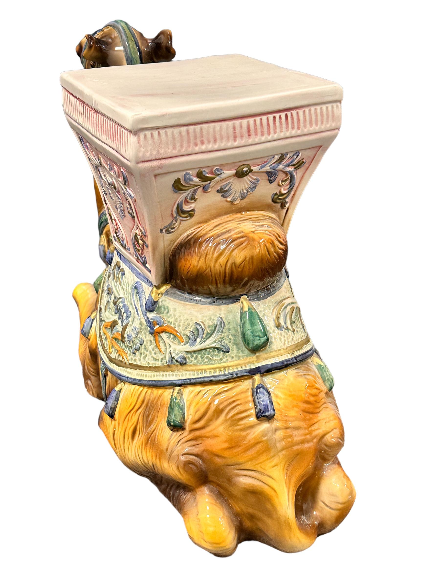Atemberaubender Hollywood-Regency-Gartenhocker oder Beistelltisch aus Keramik mit Kamel, Italien 1960er Jahre (Mitte des 20. Jahrhunderts) im Angebot