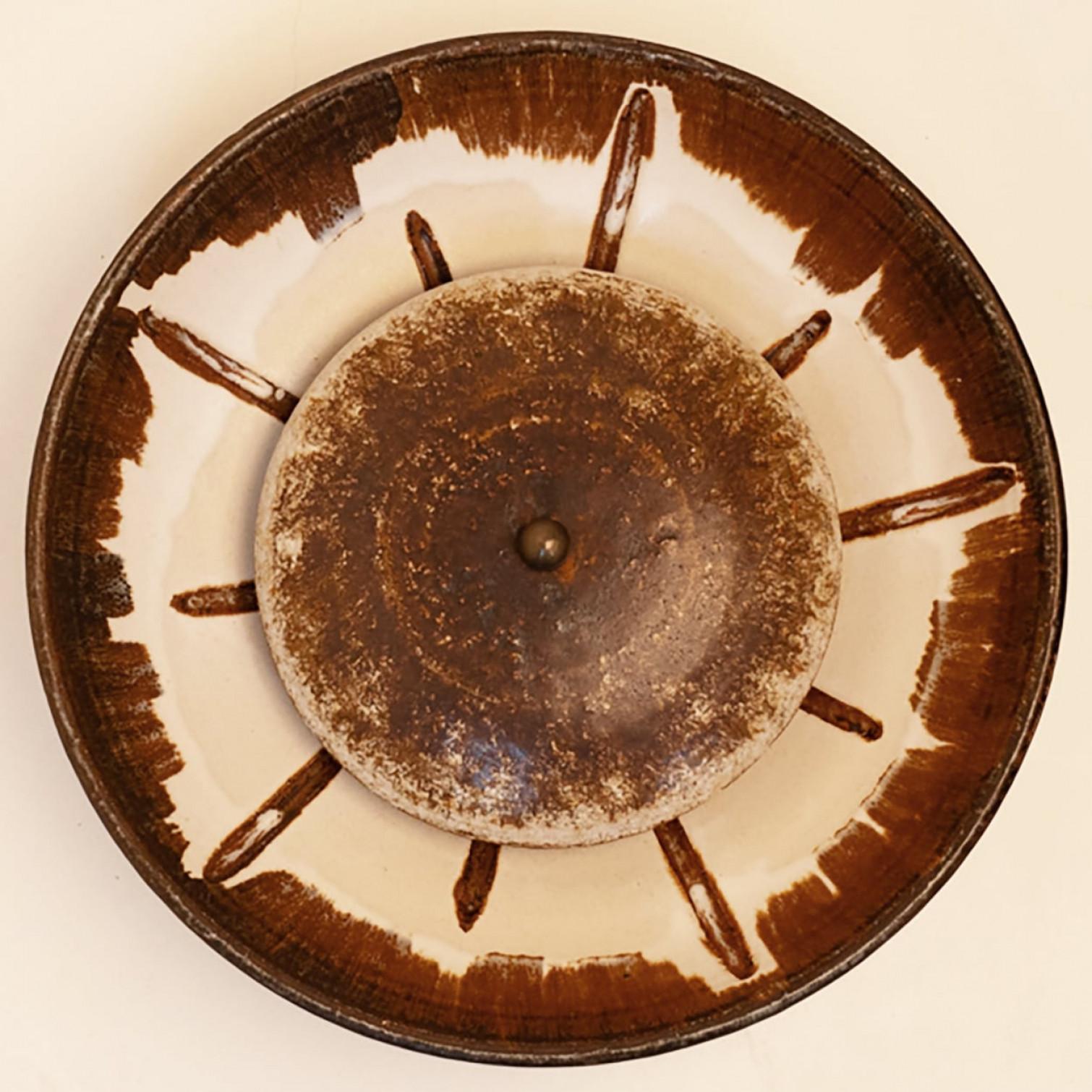 Espectacular aplique circular de cerámica, con bonitos detalles. Fabricado en Dinamarca en la década de 1970.

Limpio, bien cableado y listo para usar.
La luminaria necesita dos bombillas estándar E14.

Dimensiones:

Diámetro 35,5 cm (13,8