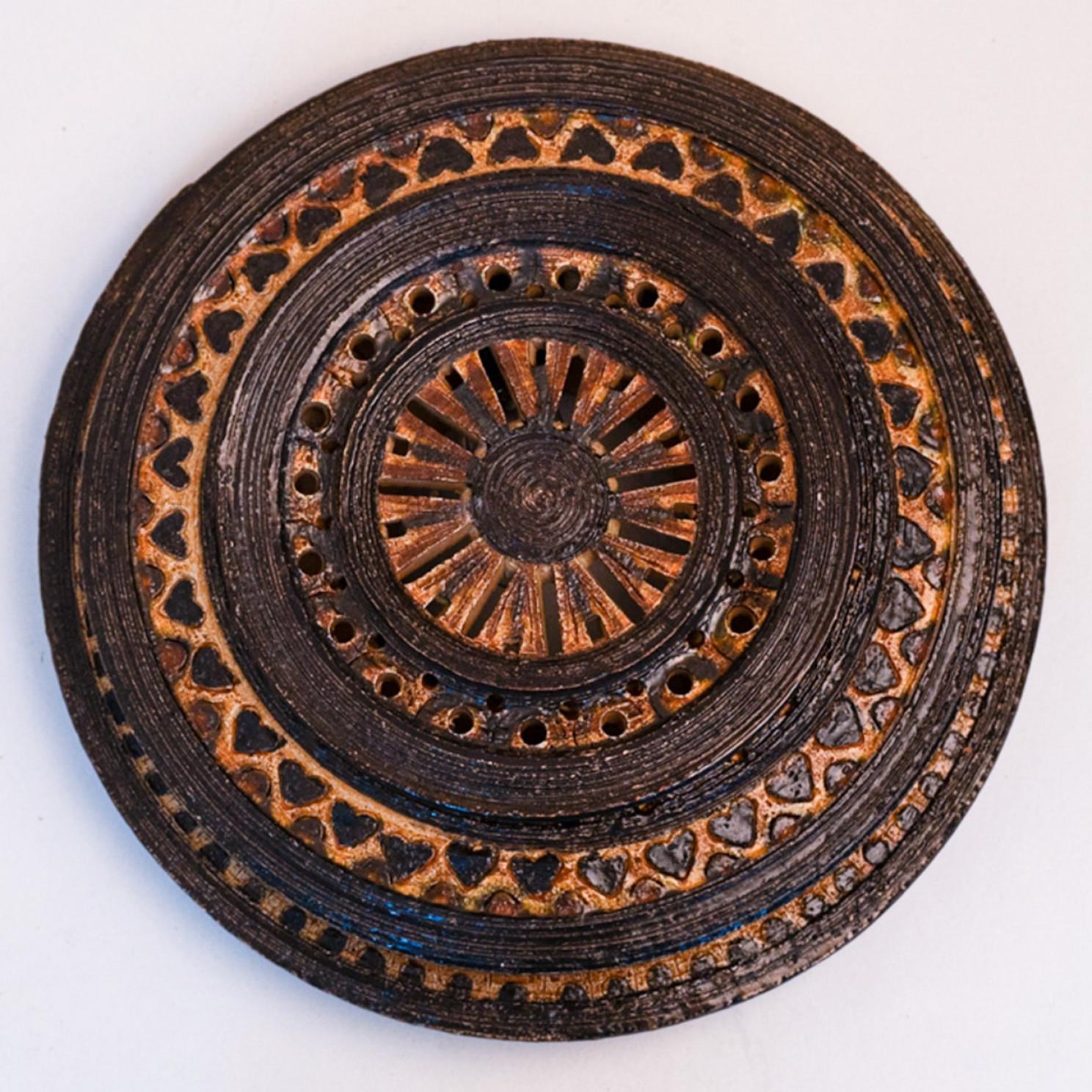 Spectaculaire applique murale circulaire en céramique, avec de beaux accents. Fabriqué au Danemark dans les années 1970.

Nettoyé, bien câblé et prêt à l'emploi
Le luminaire nécessite une seule ampoule standard E14.

Dimensions :

Diamètre : 12,59