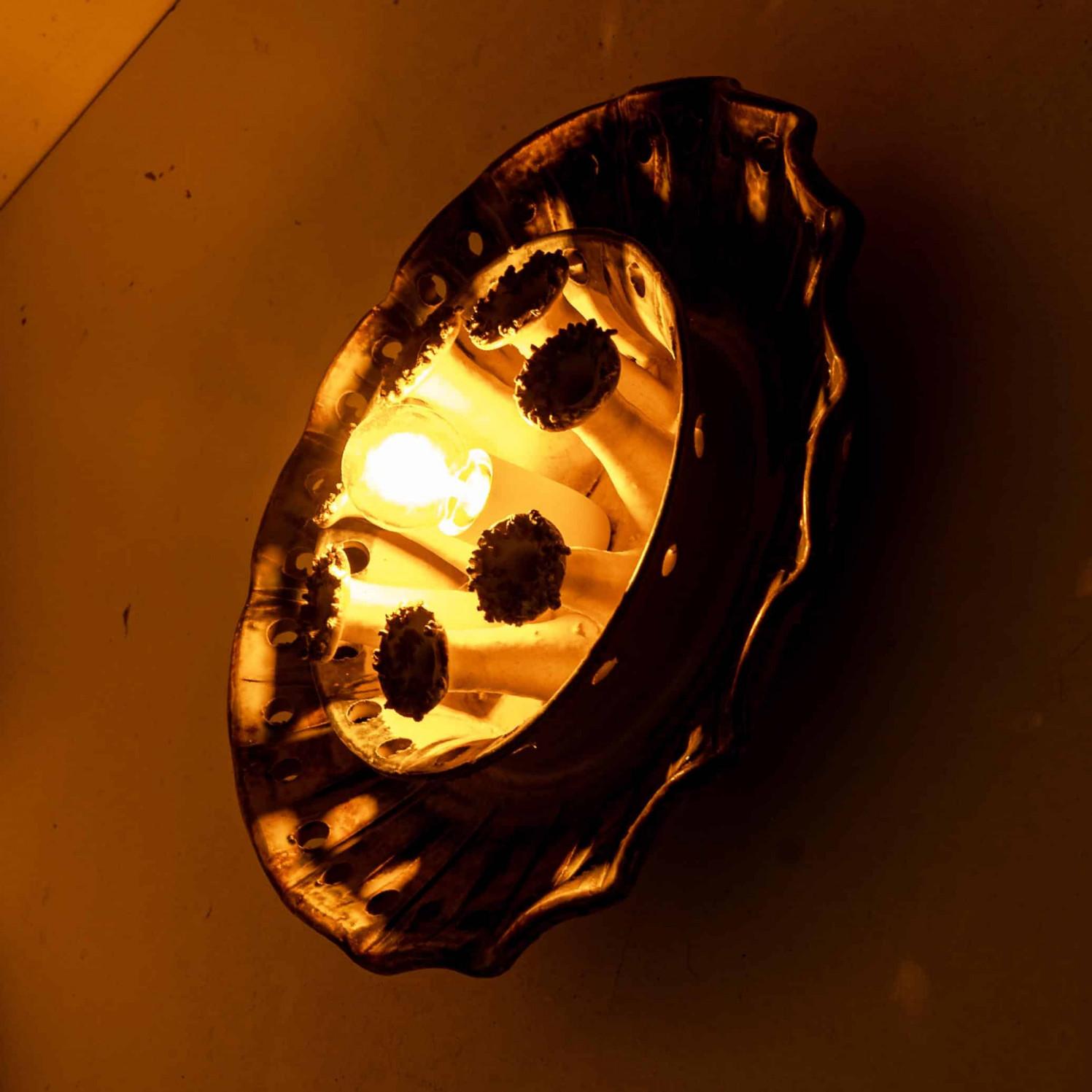 Splendida lampada da parete in ceramica nello stile di Axella, Danimarca 1970 In condizioni buone in vendita a Rijssen, NL