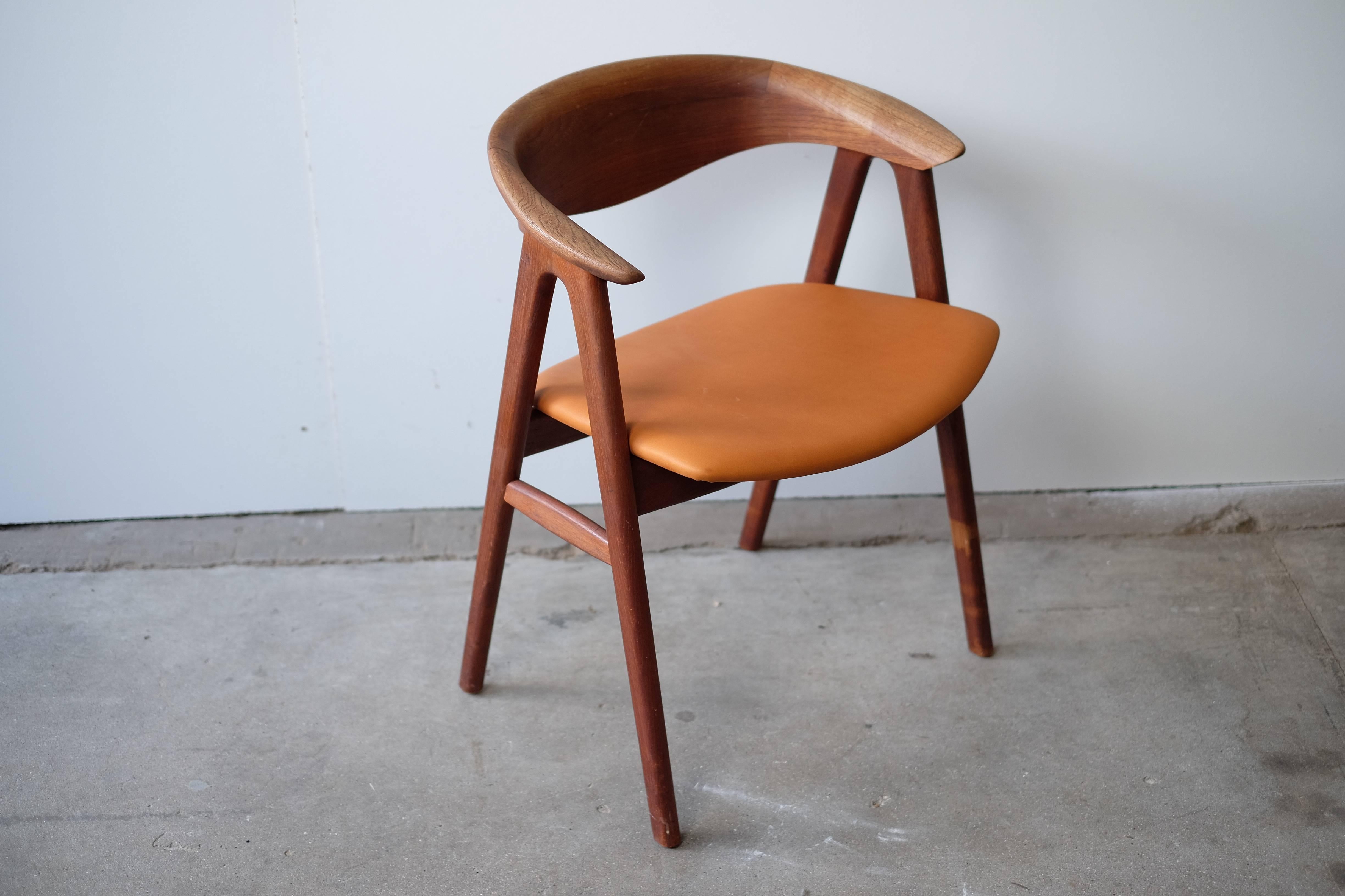 Beautiful armchair 'Compass' by Erik Kirkegaard in teak.

This chair has a comfortable curved back and a stunning look. (Seat height: 45cm)

The chairs has be reupholstered with some of the best quality leather available. 


 

 