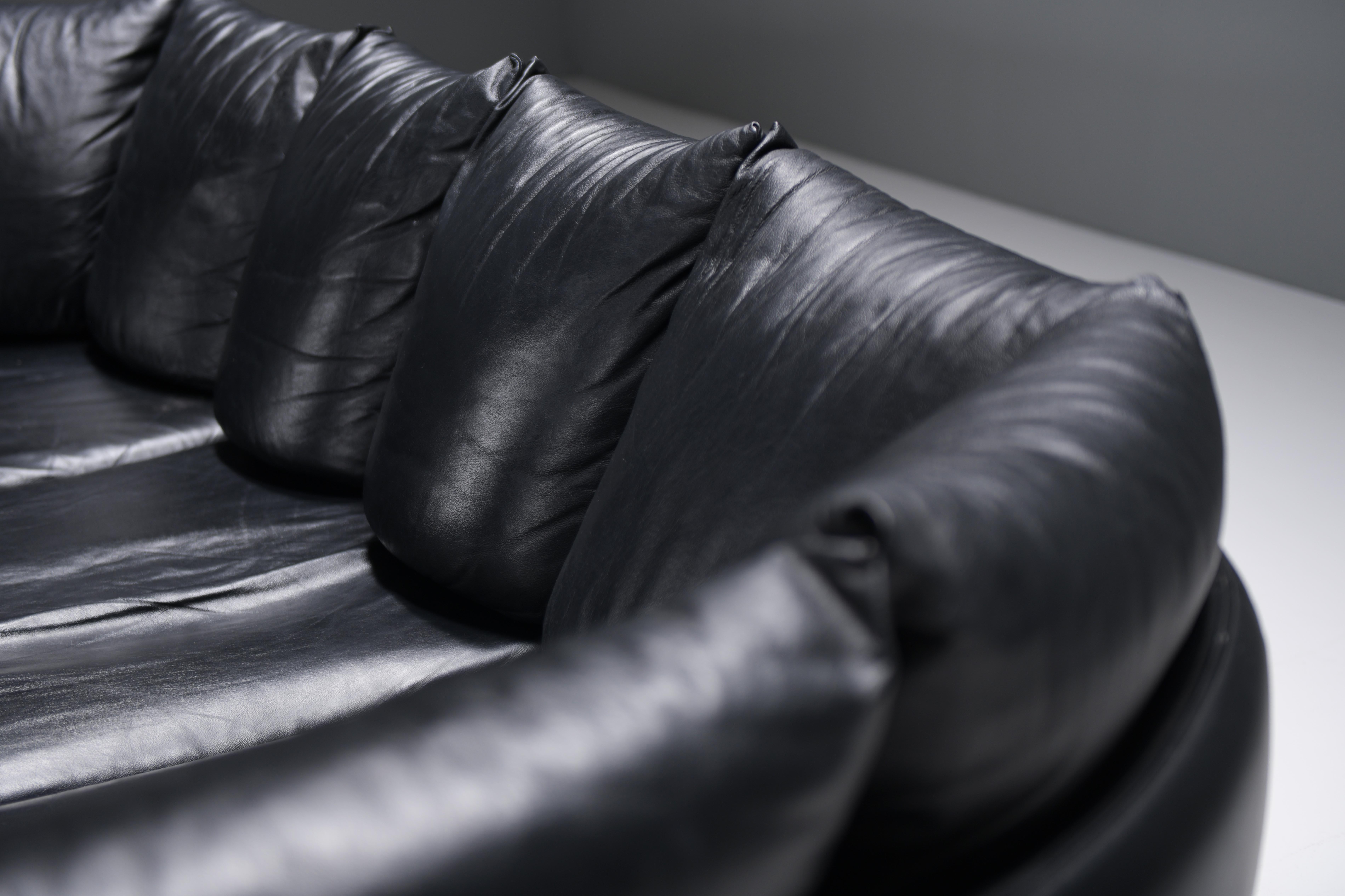 Stunning Champagne sofa in its original black leather by LEV & LEV Italy For Sale 6