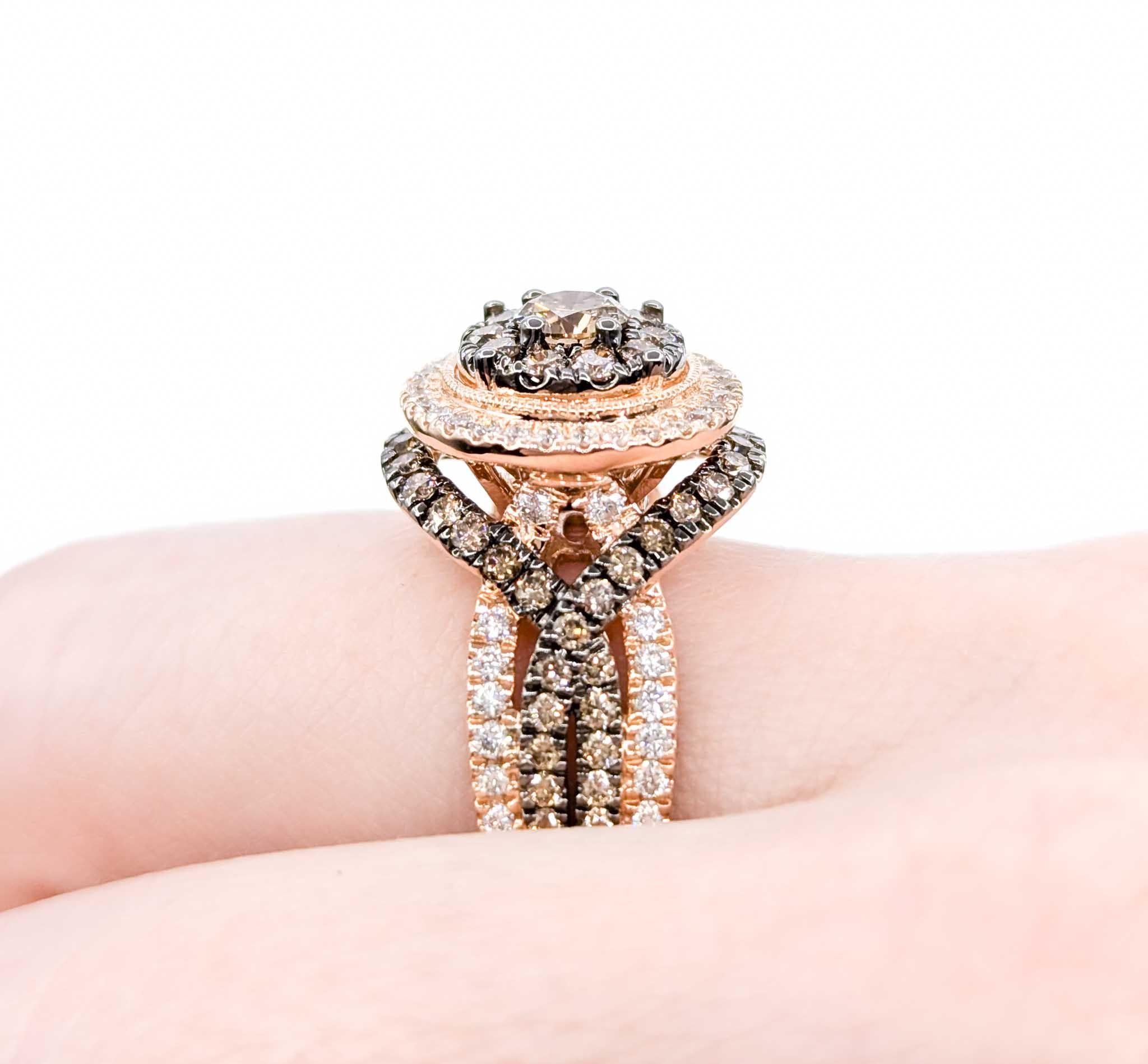 Atemberaubender Champagner- und Weißdiamantring aus 14k Roségold mit Diamanten

Dieser wunderschöne Ring ist aus 14 Karat Roségold gefertigt und mit 2,00 ct weißen und champagnerfarbenen Diamanten besetzt, dem Geburtsstein des Monats April. Man