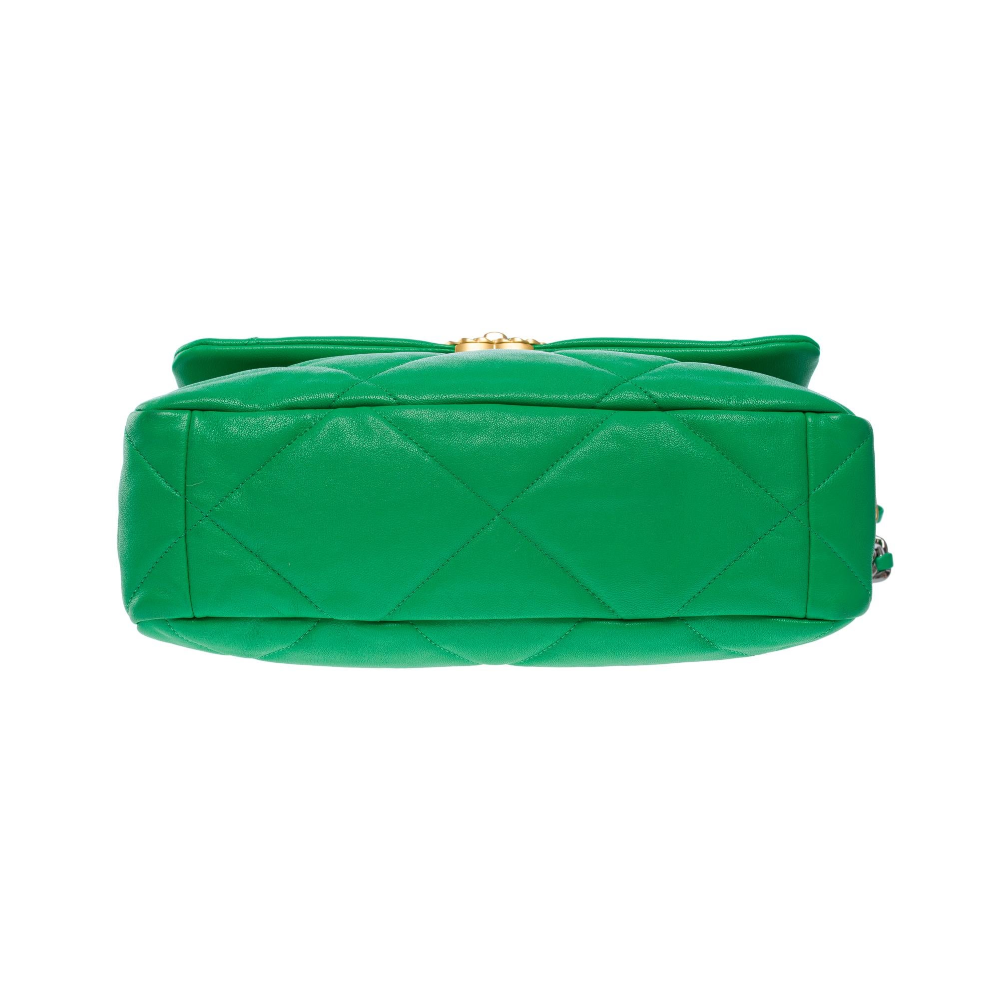 Stunning Chanel 19 shoulder bag in Green quilted leather , Matt gold and SHW 5