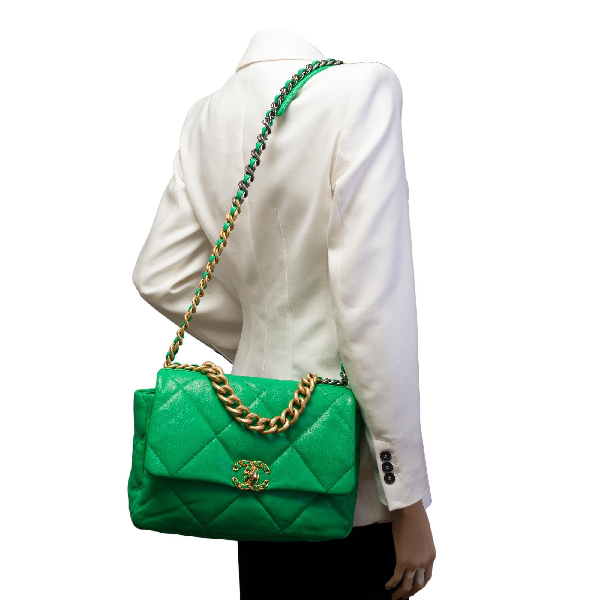 Stunning Chanel 19 shoulder bag in Green quilted leather , Matt gold and SHW 7