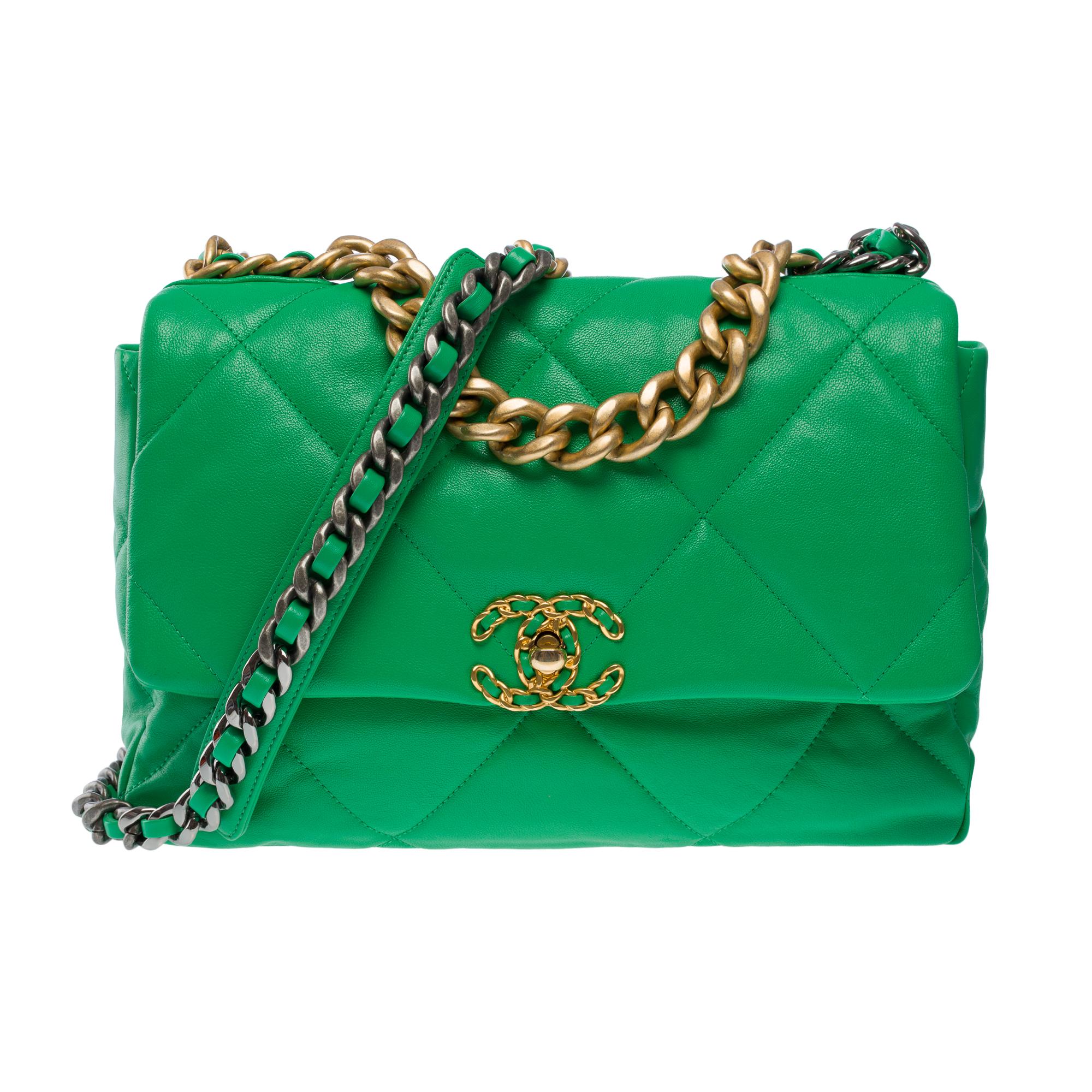 The Bright and Fancy Chanel 19 shoulder bag in green quilted leather, gold and silver metal hardware, gold metal handle, a gold and silver metal chain handle intertwined with green leather for a carry hand, shoulder or crossbody carry

Flap