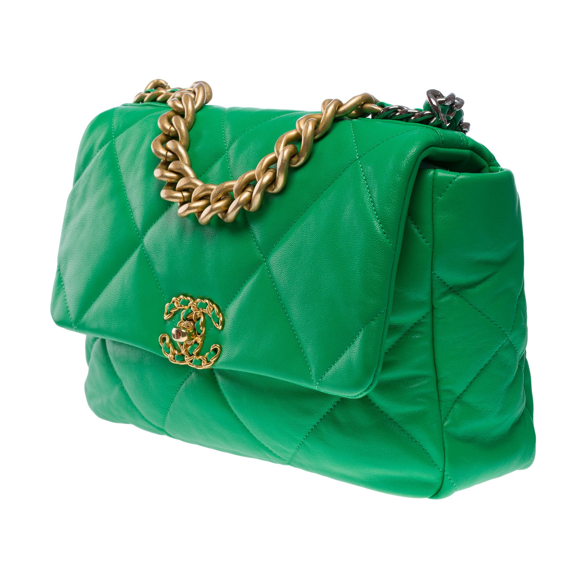 Stunning Chanel 19 shoulder bag in Green quilted leather , Matt gold and SHW In Excellent Condition In Paris, IDF