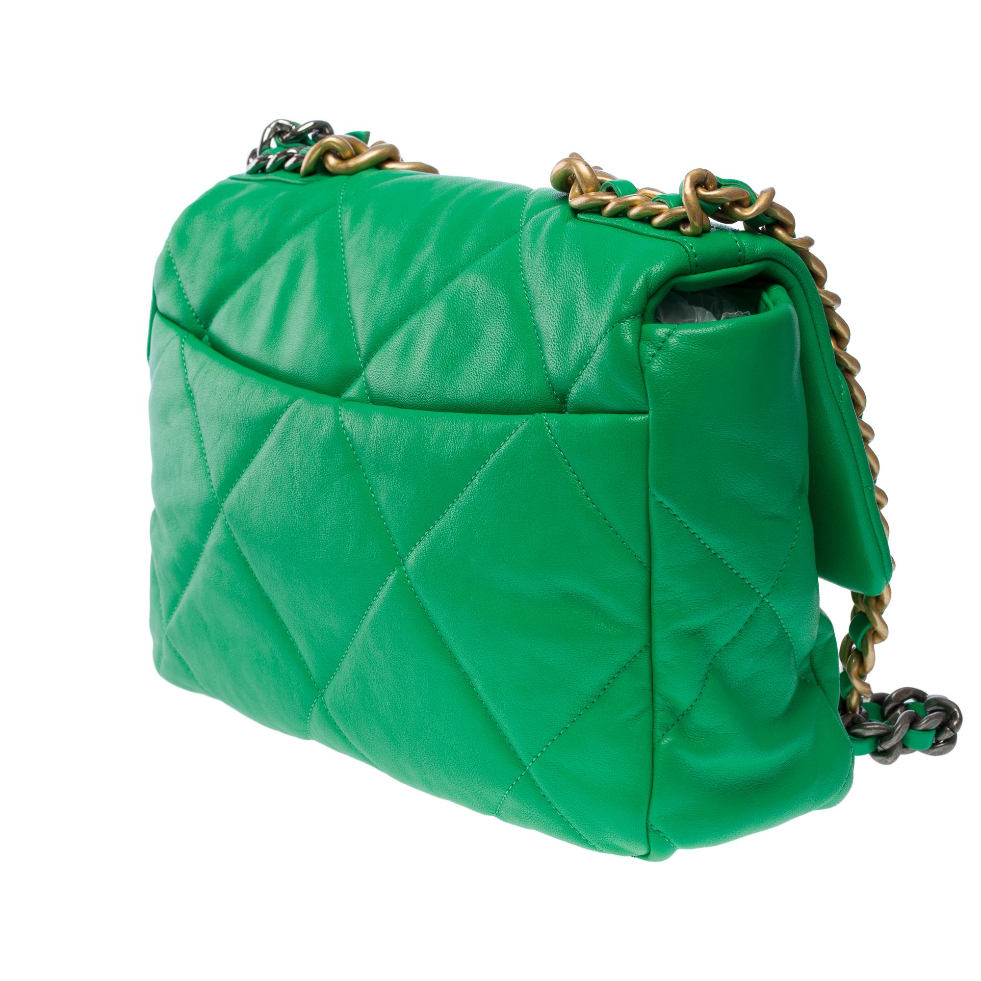 Women's Stunning Chanel 19 shoulder bag in Green quilted leather , Matt gold and SHW
