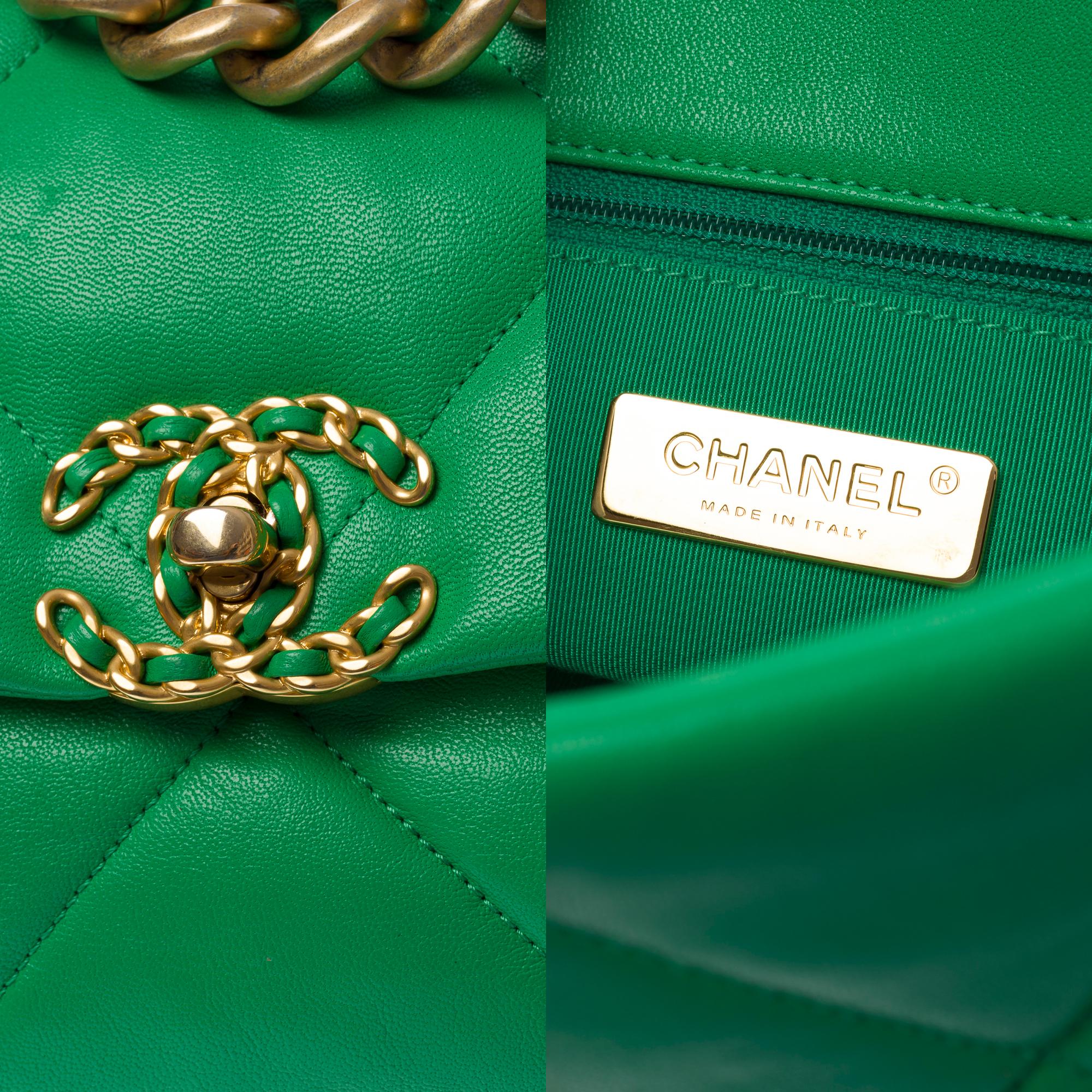 Stunning Chanel 19 shoulder bag in Green quilted leather , Matt gold and SHW 1