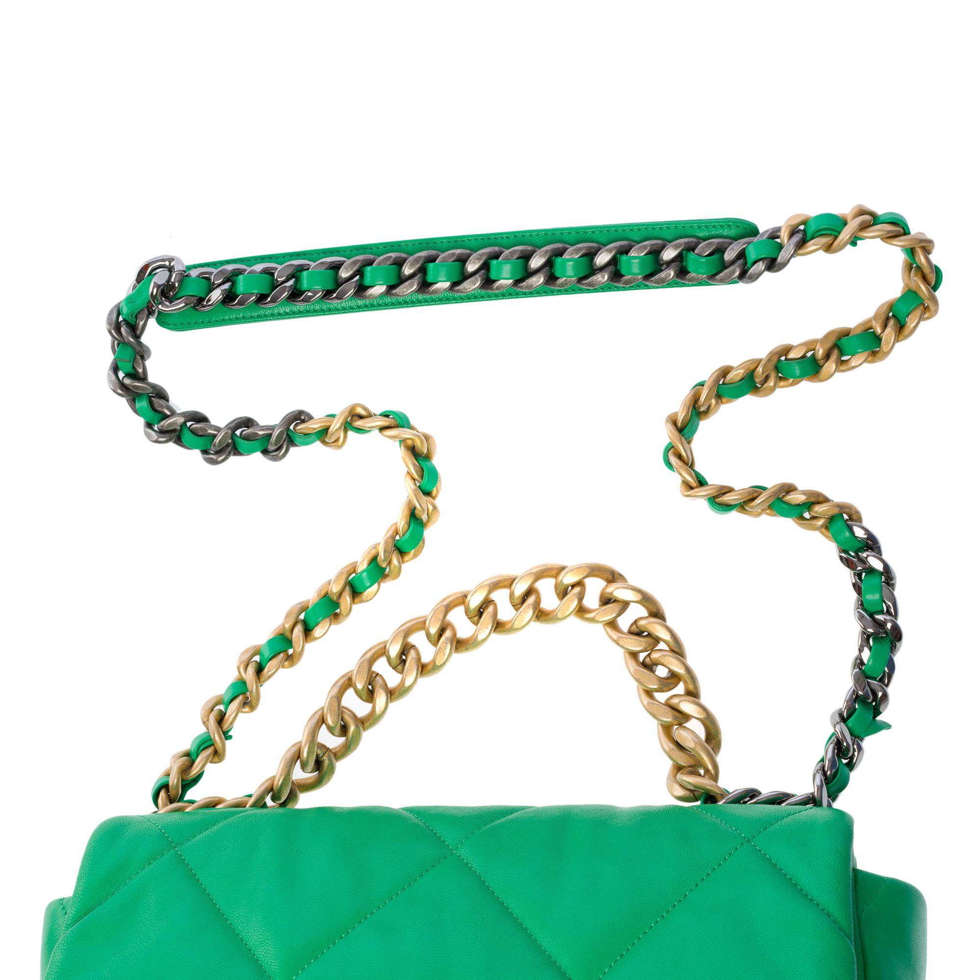 Stunning Chanel 19 shoulder bag in Green quilted leather , Matt gold and SHW 4