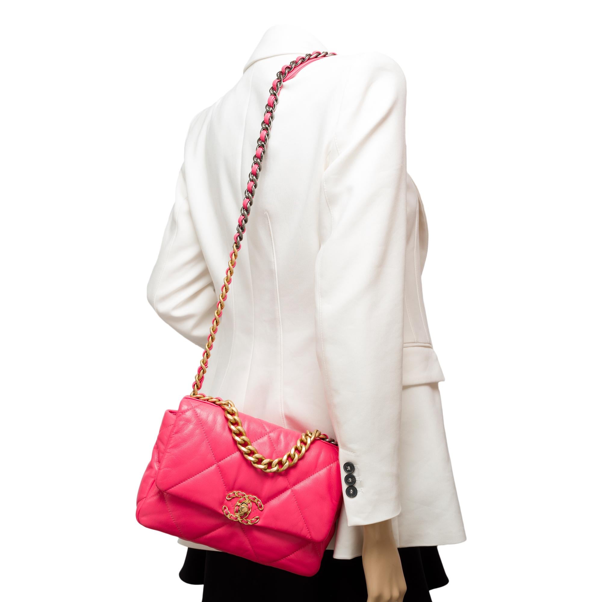 Stunning Chanel 19 shoulder bag in Pink quilted leather , Matt gold and SHW 10
