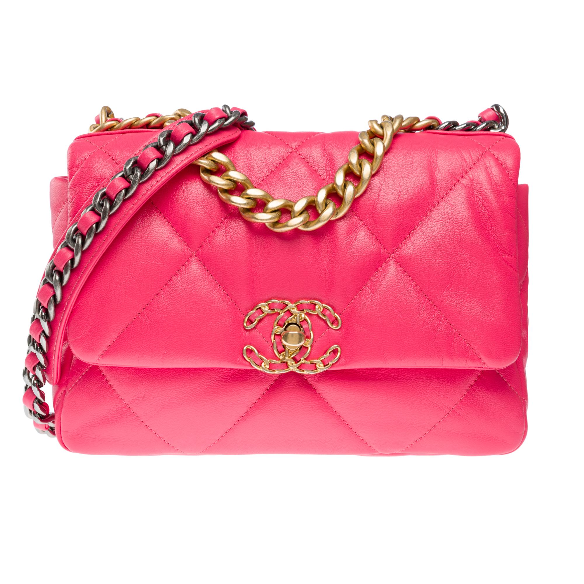 Women's Stunning Chanel 19 shoulder bag in Pink quilted leather , Matt gold and SHW