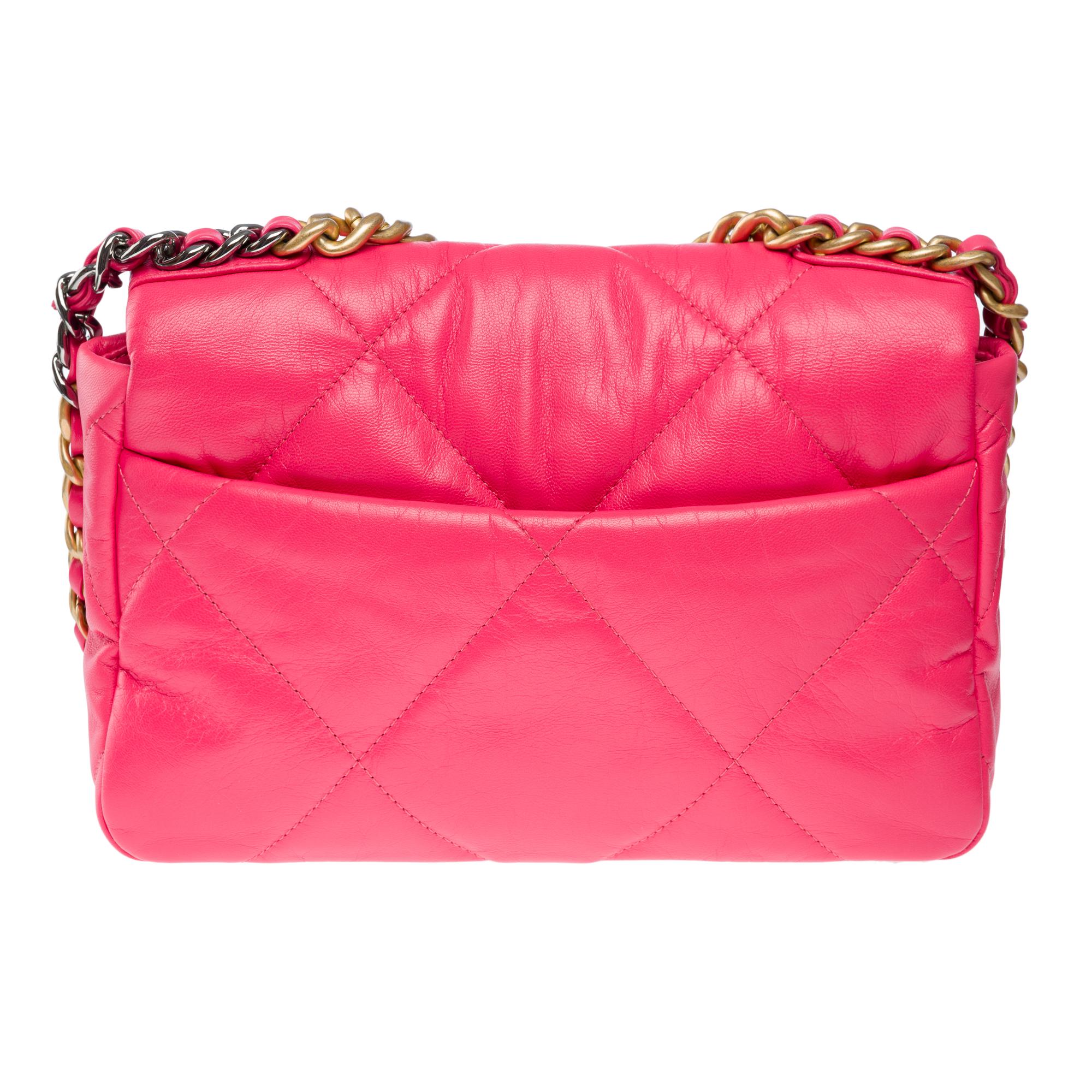 Stunning Chanel 19 shoulder bag in Pink quilted leather , Matt gold and SHW For Sale 1