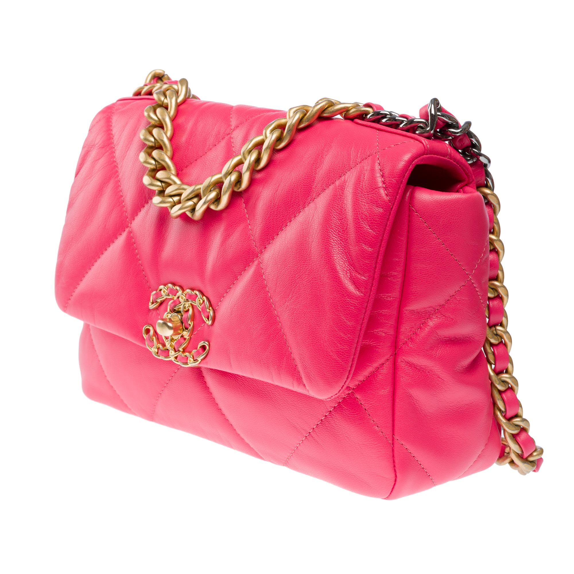 Stunning Chanel 19 shoulder bag in Pink quilted leather , Matt gold and SHW For Sale 2