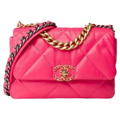 Superbe sac à bandoulière Chanel 19 en cuir matelassé rose, or mat et SHW