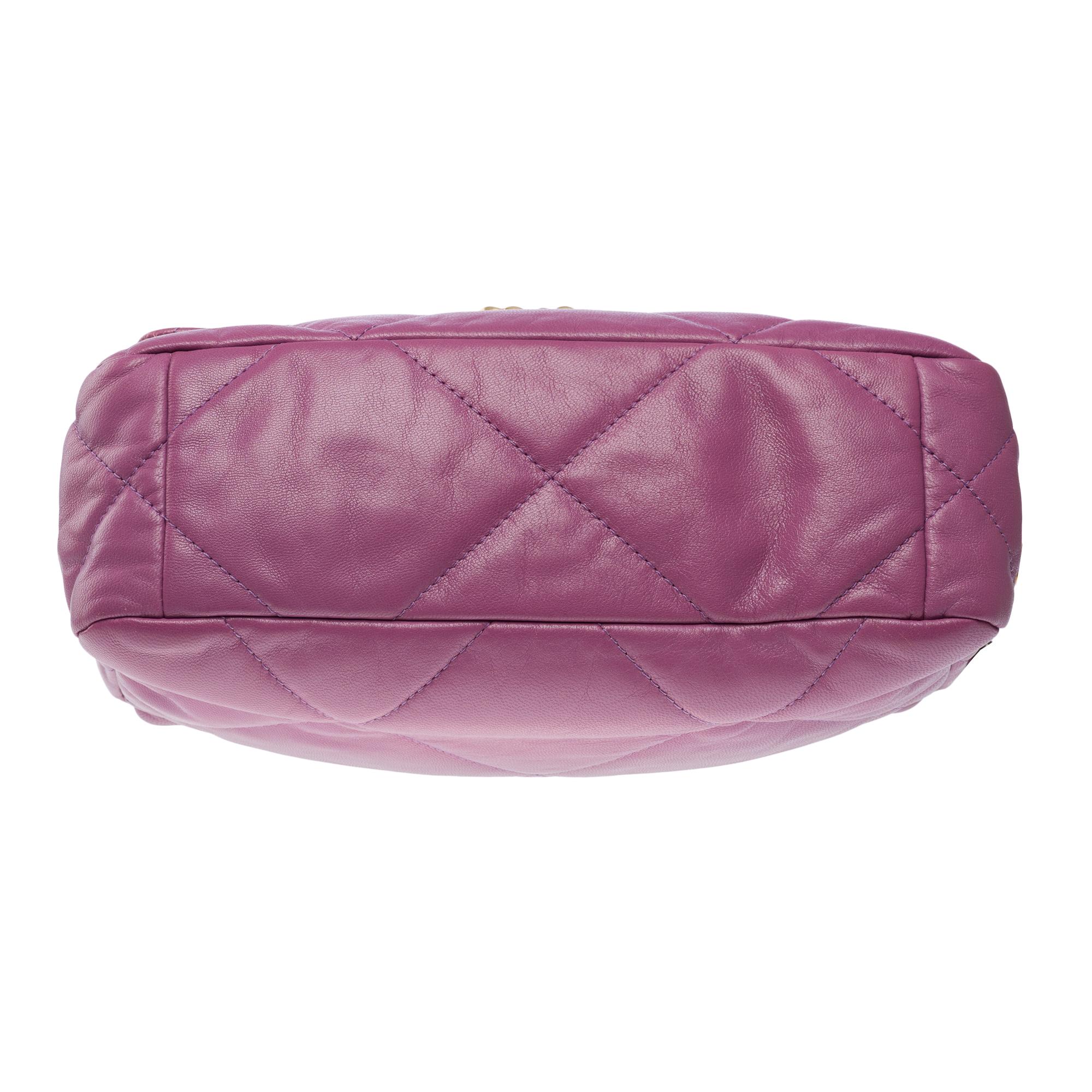Superbe sac à bandoulière Chanel 19 en cuir matelassé violet, or mat et SHW en vente 7