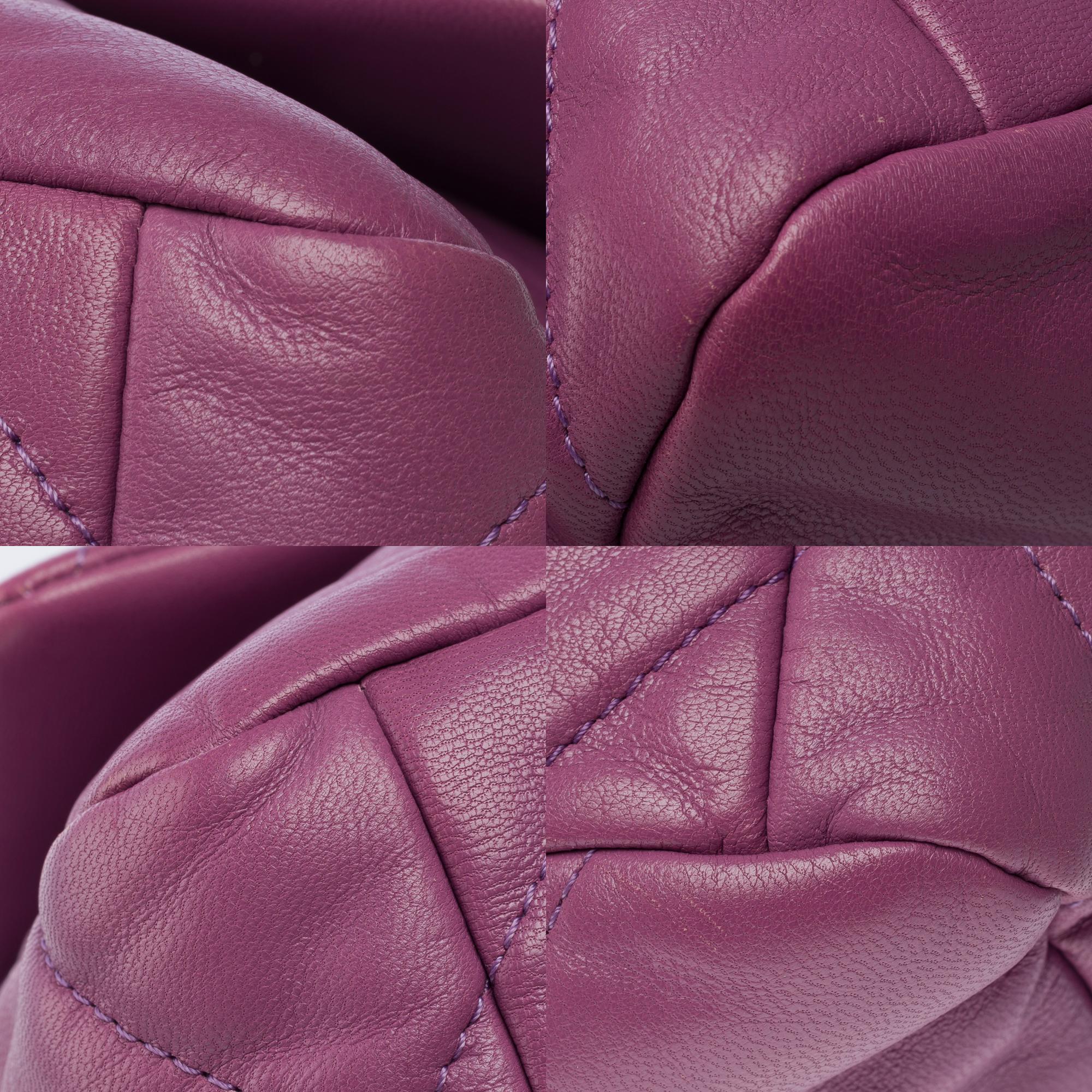 Superbe sac à bandoulière Chanel 19 en cuir matelassé violet, or mat et SHW en vente 8